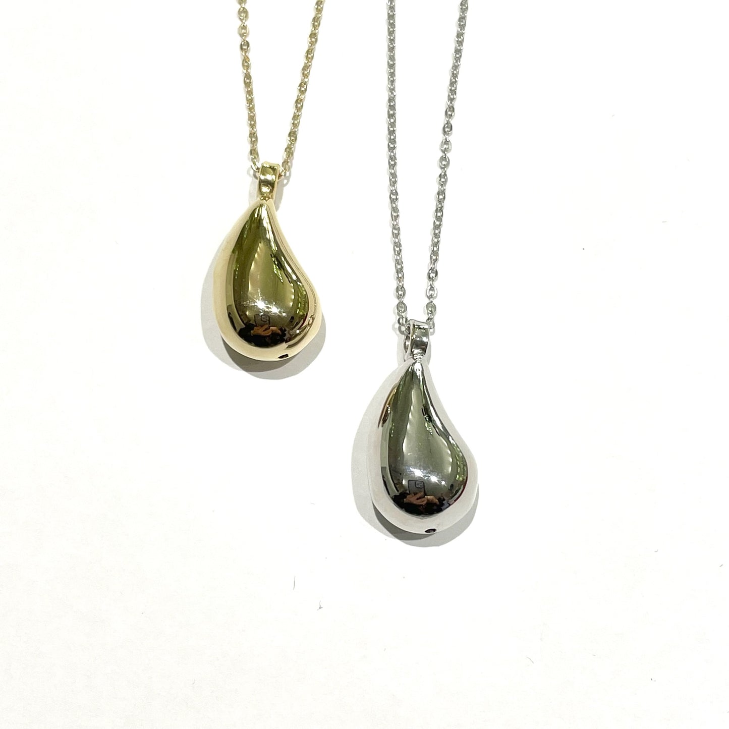 Collana in argento con goccia liscia.
Disponibile in argento bianco oppure dorato.
Lunghezza catena 40 cm regolabile fino a 45 cm.
Dimensioni goccia: lunghezza 2 cm x 1 cm di larghezza.