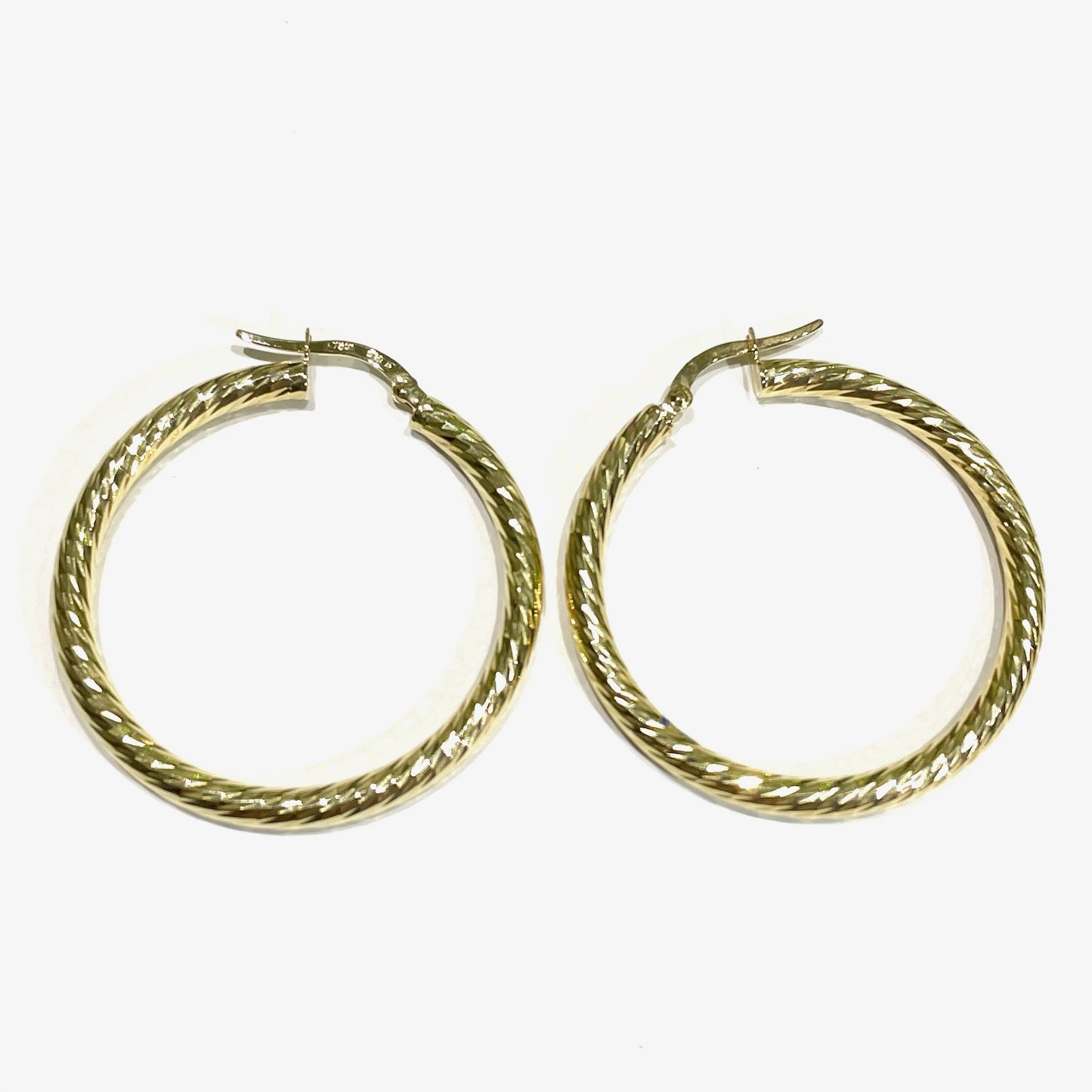 Orecchini a cerchi in oro giallo 18kt con effetto satinato.
Diametro interno 3 cm.
Spessore 0,3 cm.
Chiusura a baionetta.