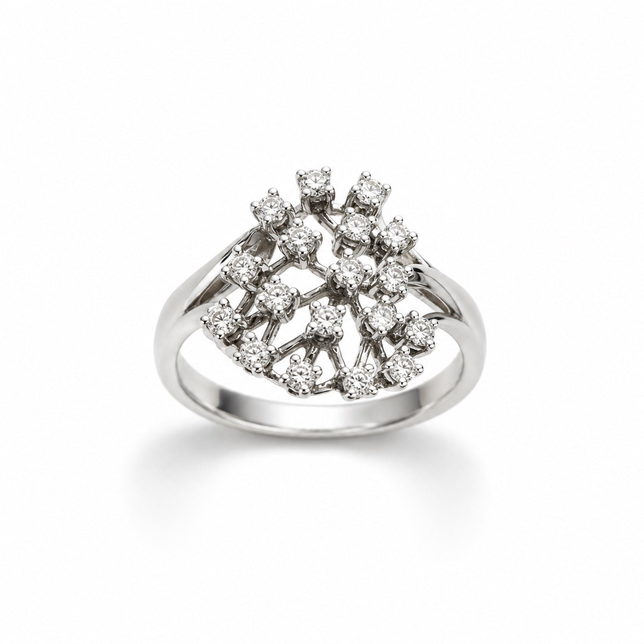 Anello in oro bianco 18kt con diamanti a grappolo.
Marchio Leonori.
Diamanti 0,46 carati.
Dimensione 1,5x1,5 cm.
Misura 14.