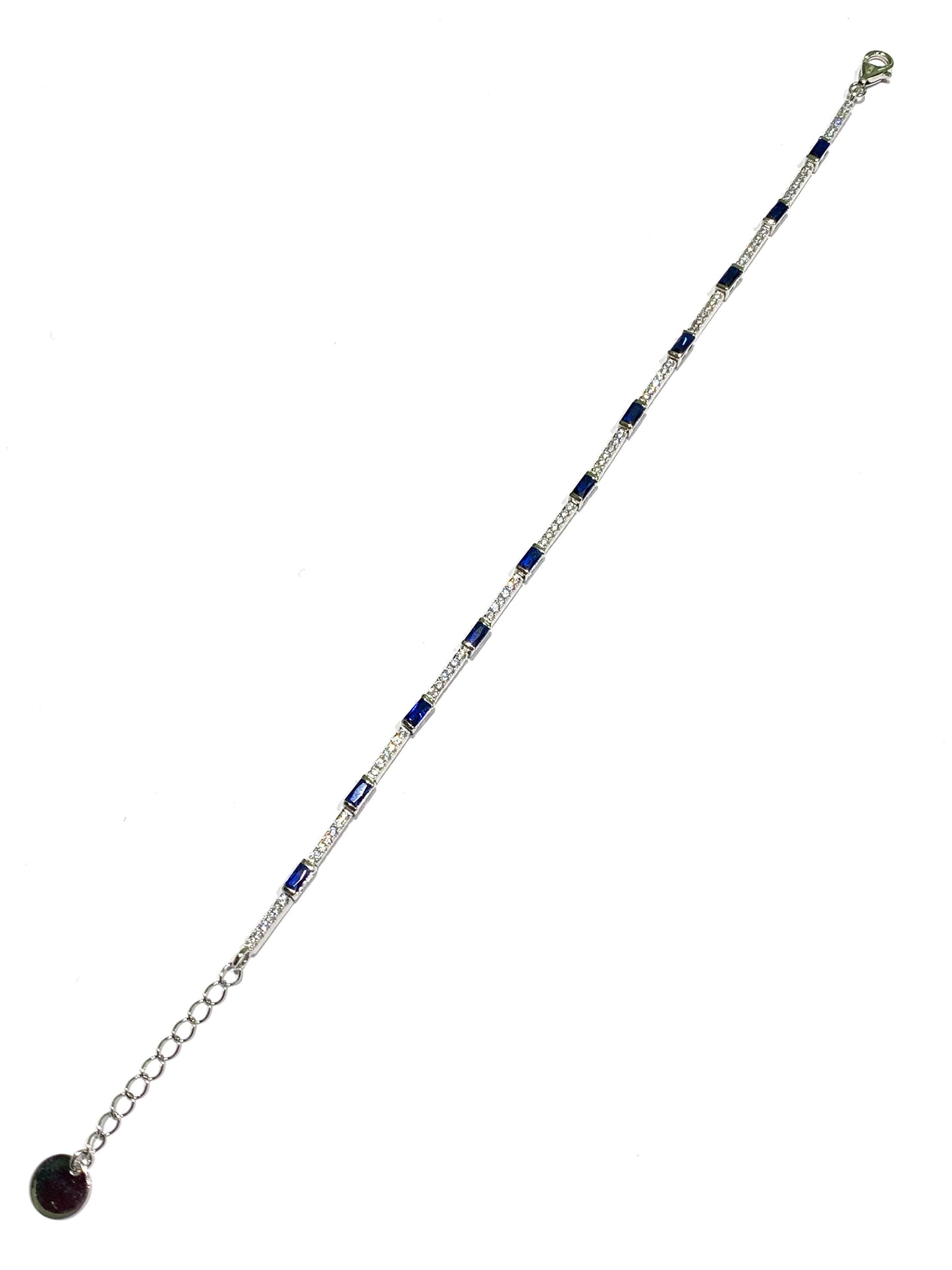 Bracciale tennis in argento con zirconi blu rettangolari alternati a sei piccoli zirconi bianchi.
Lunghezza regolabile da 17,5 a 20,5 cm.
Larghezza bracciale 0,2 cm.