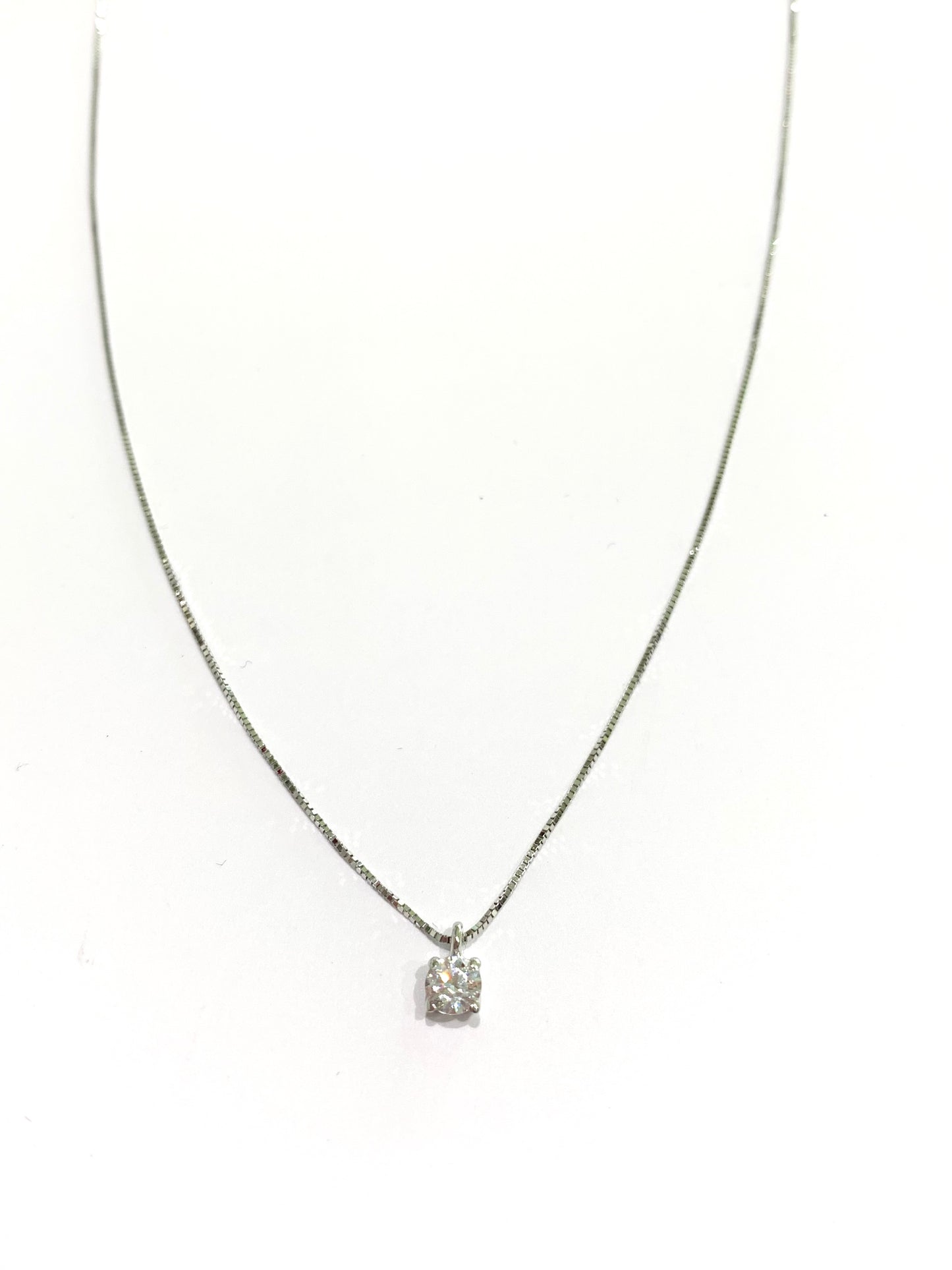 Collana in oro bianco 18kt con uno zircone punto luce.
Lunghezza catena 42 cm.
Dimensione zircone 0,3 cm.
