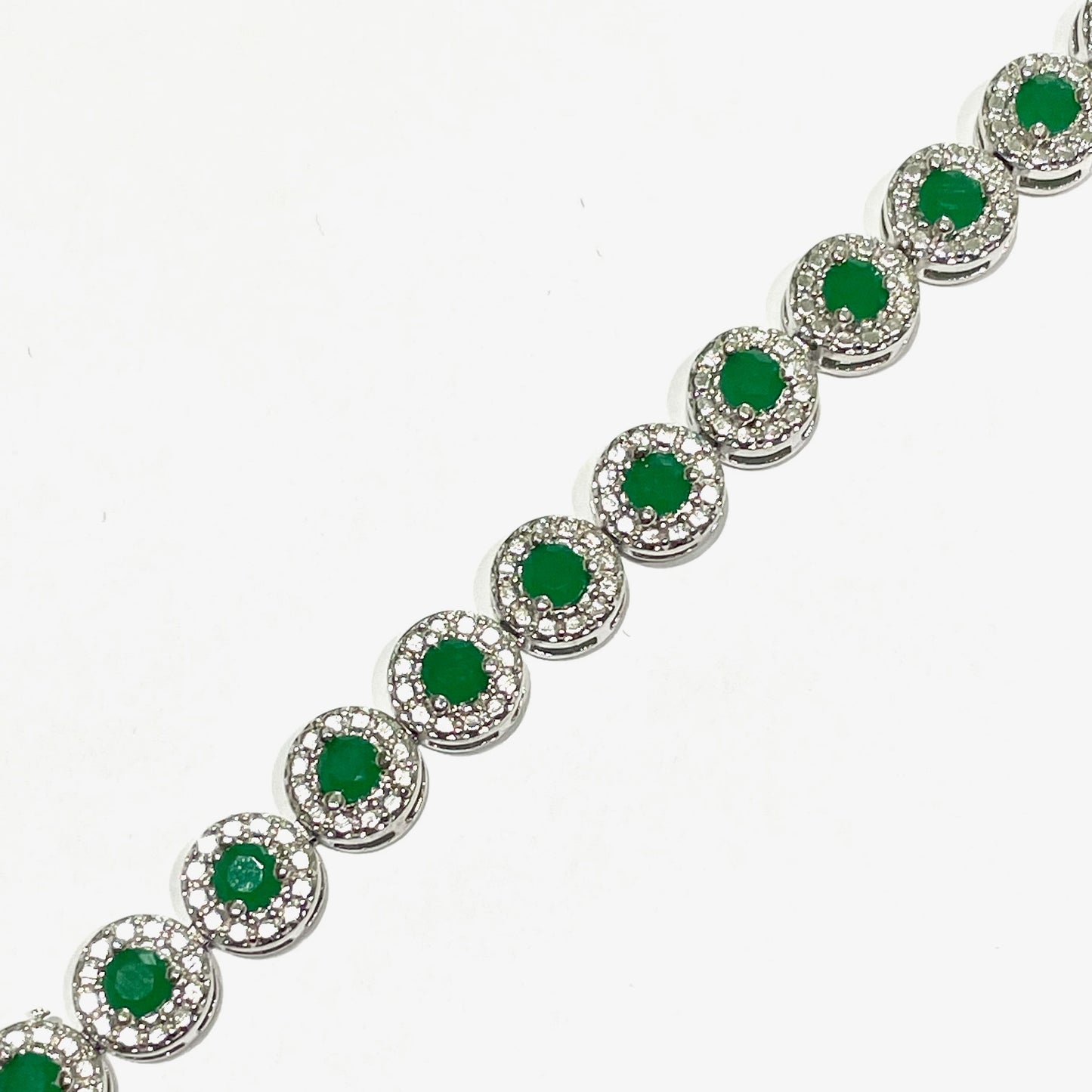 Bracciale tennis in argento con zirconi bianchi e verdi.
Lunghezza 18 cm.
Dimensione zirconi 0,6 cm.