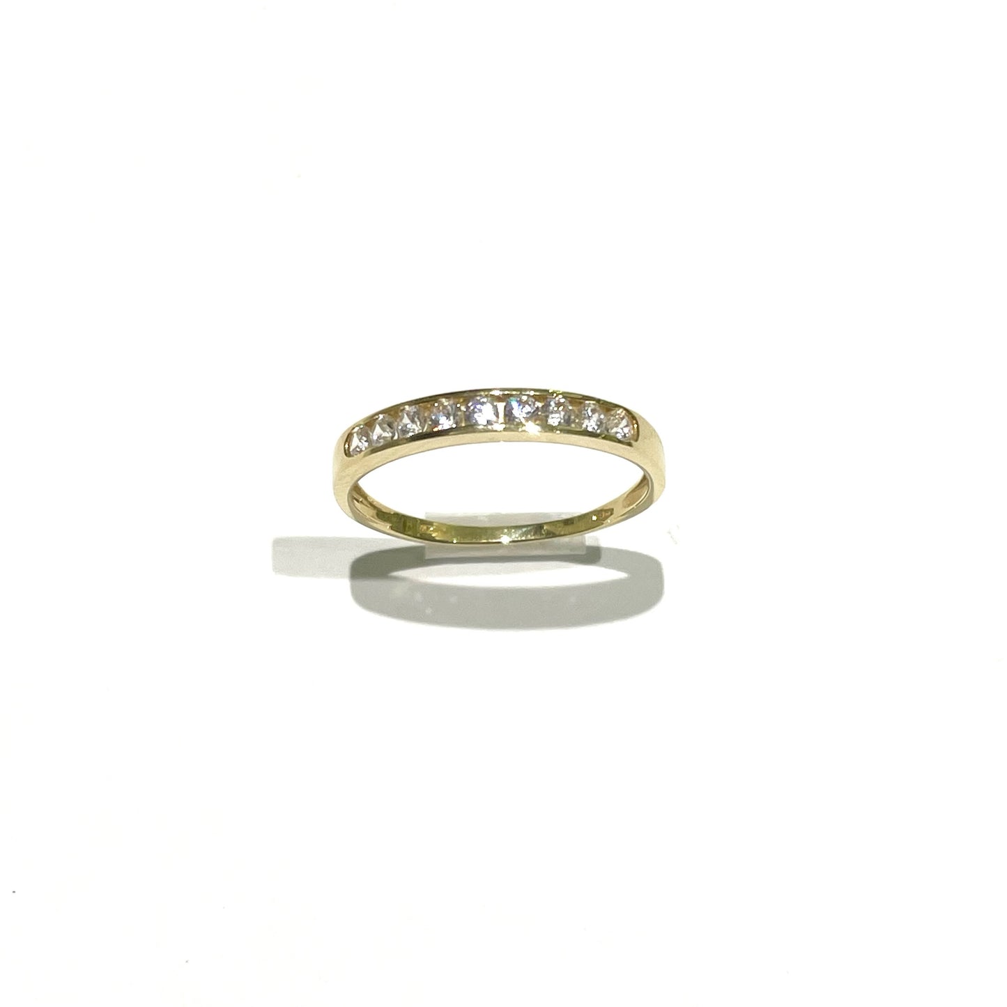 Anello a fascetta in oro giallo 18kt con zirconi.
Larghezza 0,2 cm.
Misura 15.