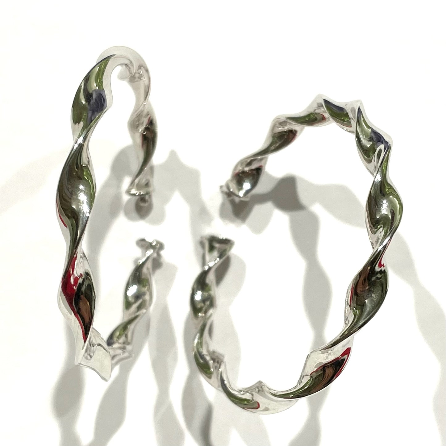 Orecchini a cerchio in argento disponibili in colore bianco oppure bagnato in oro giallo con torciglione.
Diametro cerchio 4 cm.
Spessore orecchini 0,4 cm.
Chiusura a baionetta.