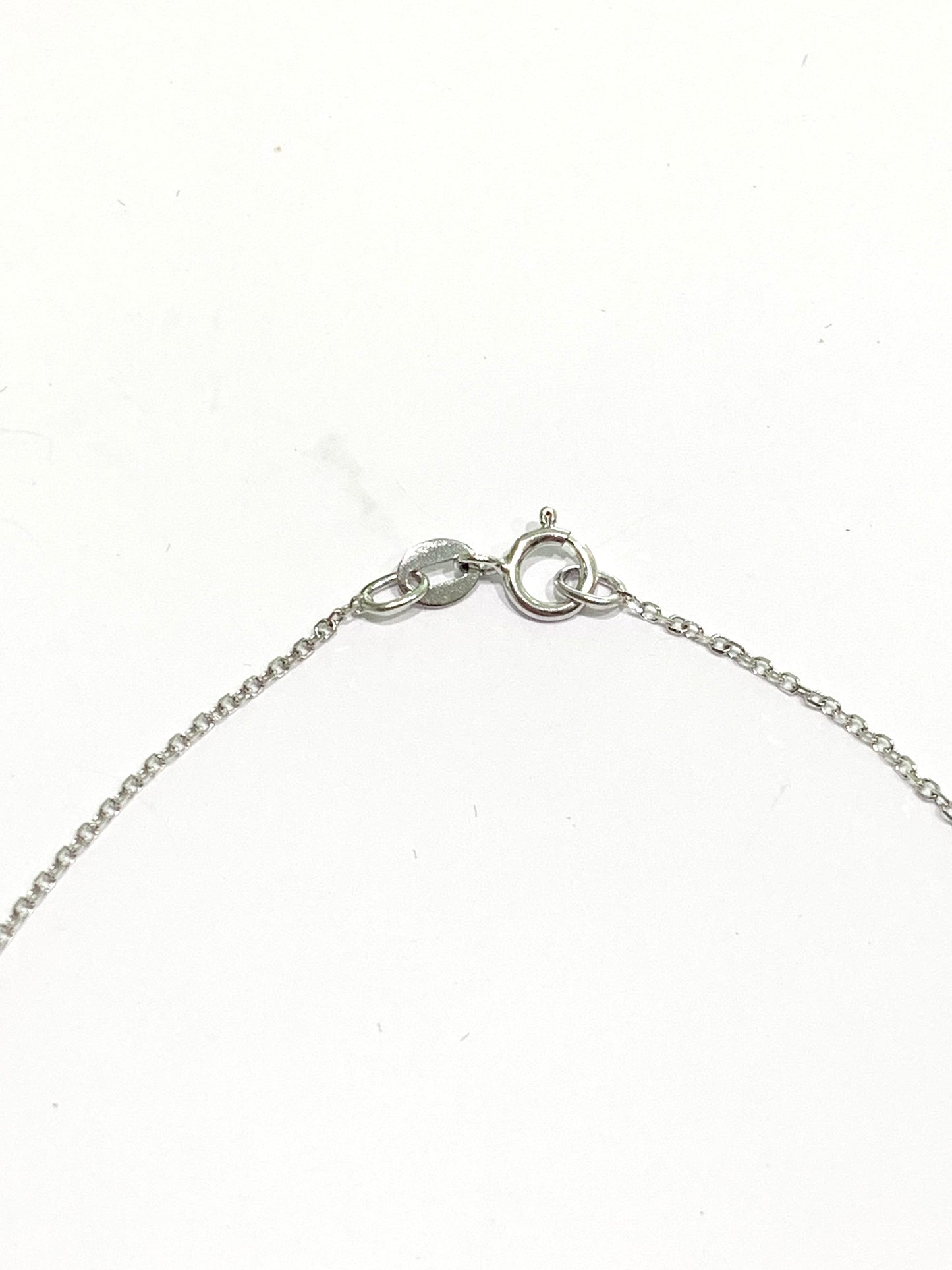 Collana in oro bianco 18kt con infinito ricoperto interamente da zirconi.
Lunghezza catena 42 cm.
Dimensioni infinito 0,6x2 cm incluso anellino.