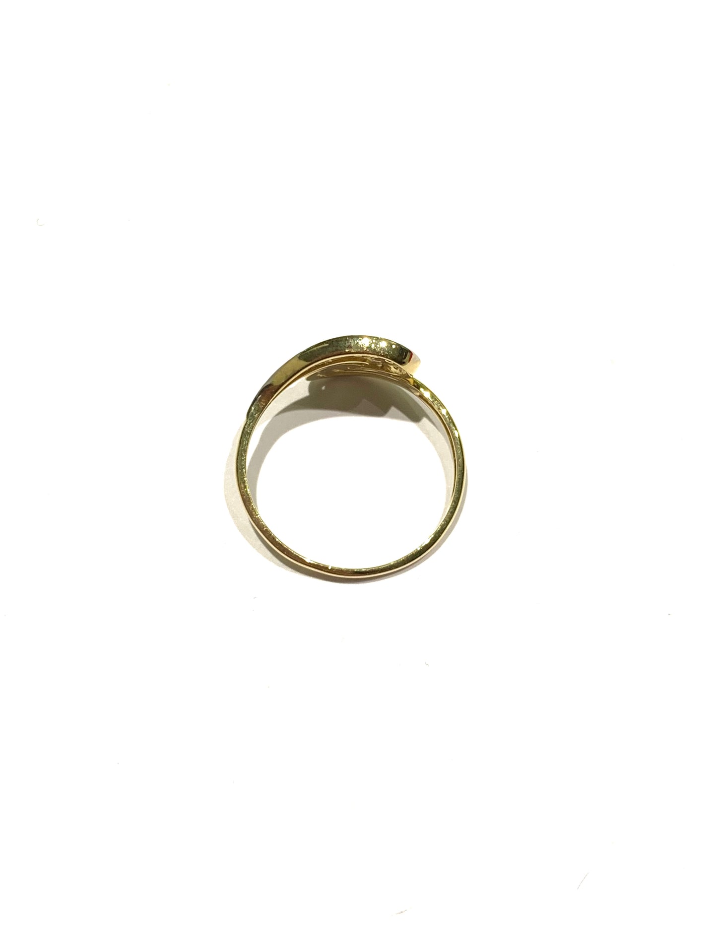 Anello in oro giallo 18kt in parte ricoperto da zirconi.
Larghezza 1 cm.
Misura 15.