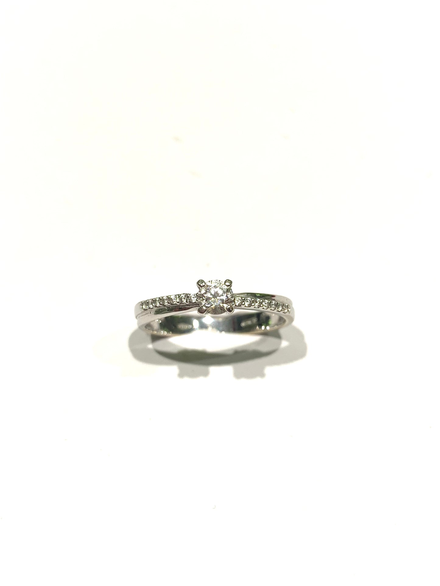 Anello in oro bianco 18kt con zircone solitario e gambo ricoperto da piccoli zirconi.
Dimensione zircone 0,3 cm.
Misura 14.