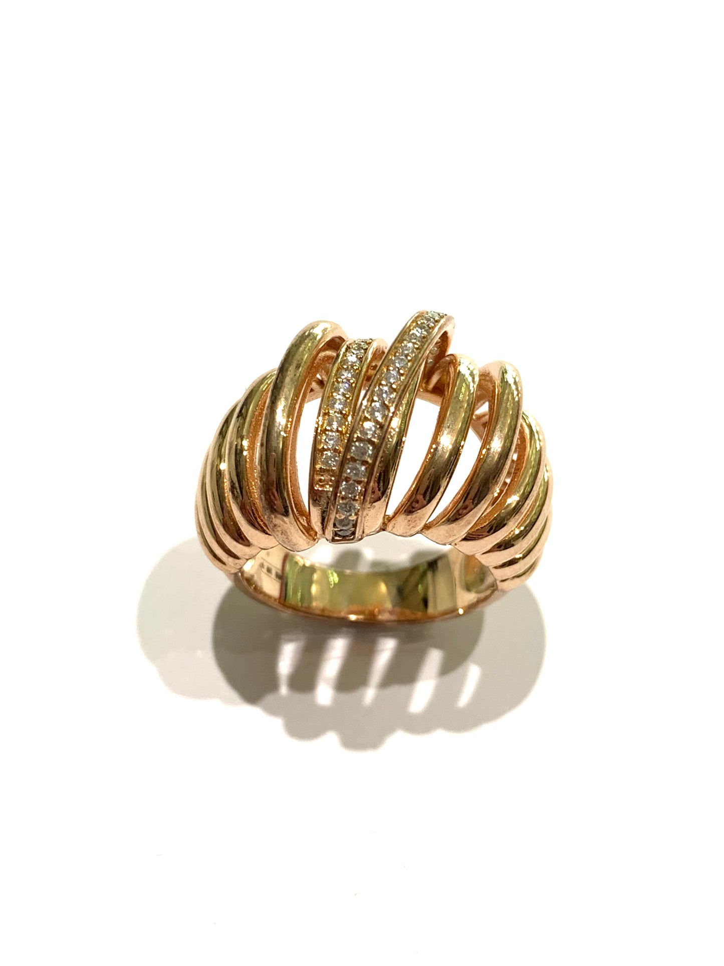 Anello in argento bagnato in oro rosa con fasce verticali di cui la centrale ricoperta da zirconi.
Larghezza fascia 1,5 cm.
Misura 13.