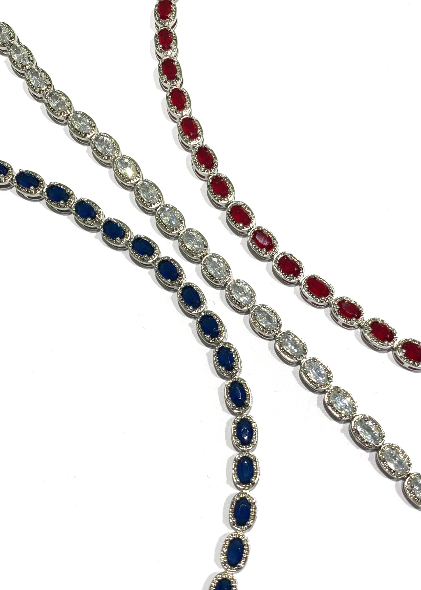 Bracciale tennis in argento con zirconi bianchi e colorati.
Disponibile con zirconi bianchi, con blu zaffiro e rosso rubino.
Lunghezza colore blu e bianco 18 cm.
Lunghezza colore rosso 18 cm + prolunga di 2 cm per un totale di 20 cm (visibile in foto).
Dimensione 0,5 cm.