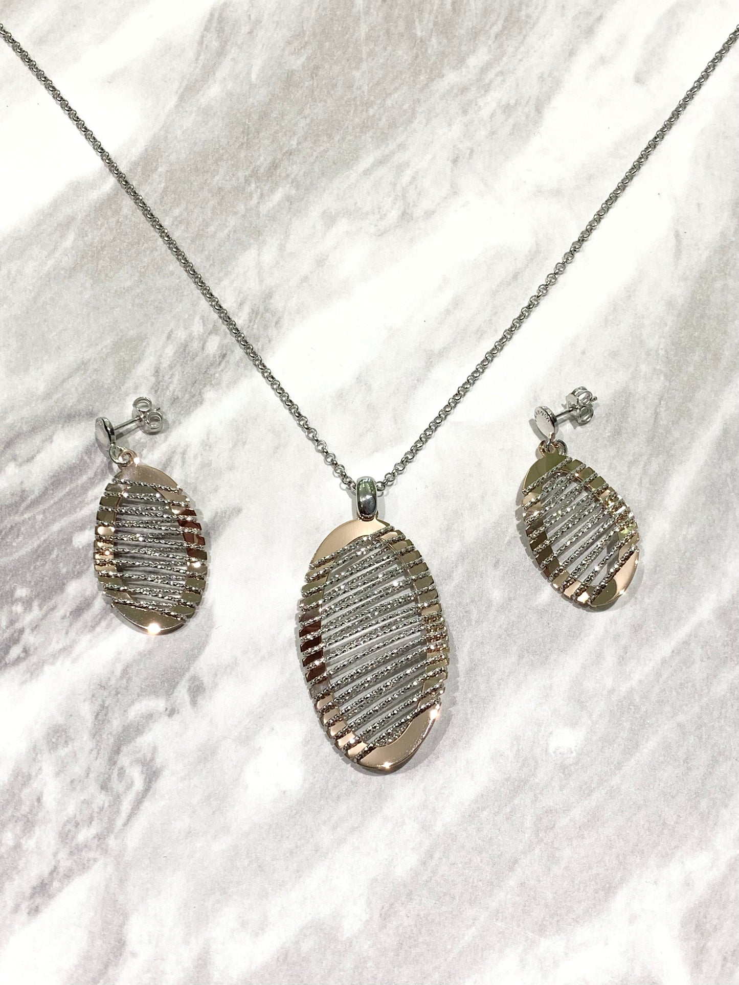 Orecchini in argento con piastrina ovale bicolore impreziosita da inserti satinato.
Disponibile anche la collana abbinata.
Lunghezza totale 4 cm.
Dimensione piastrina 1,8 cm.
Chiusura con farfalline.