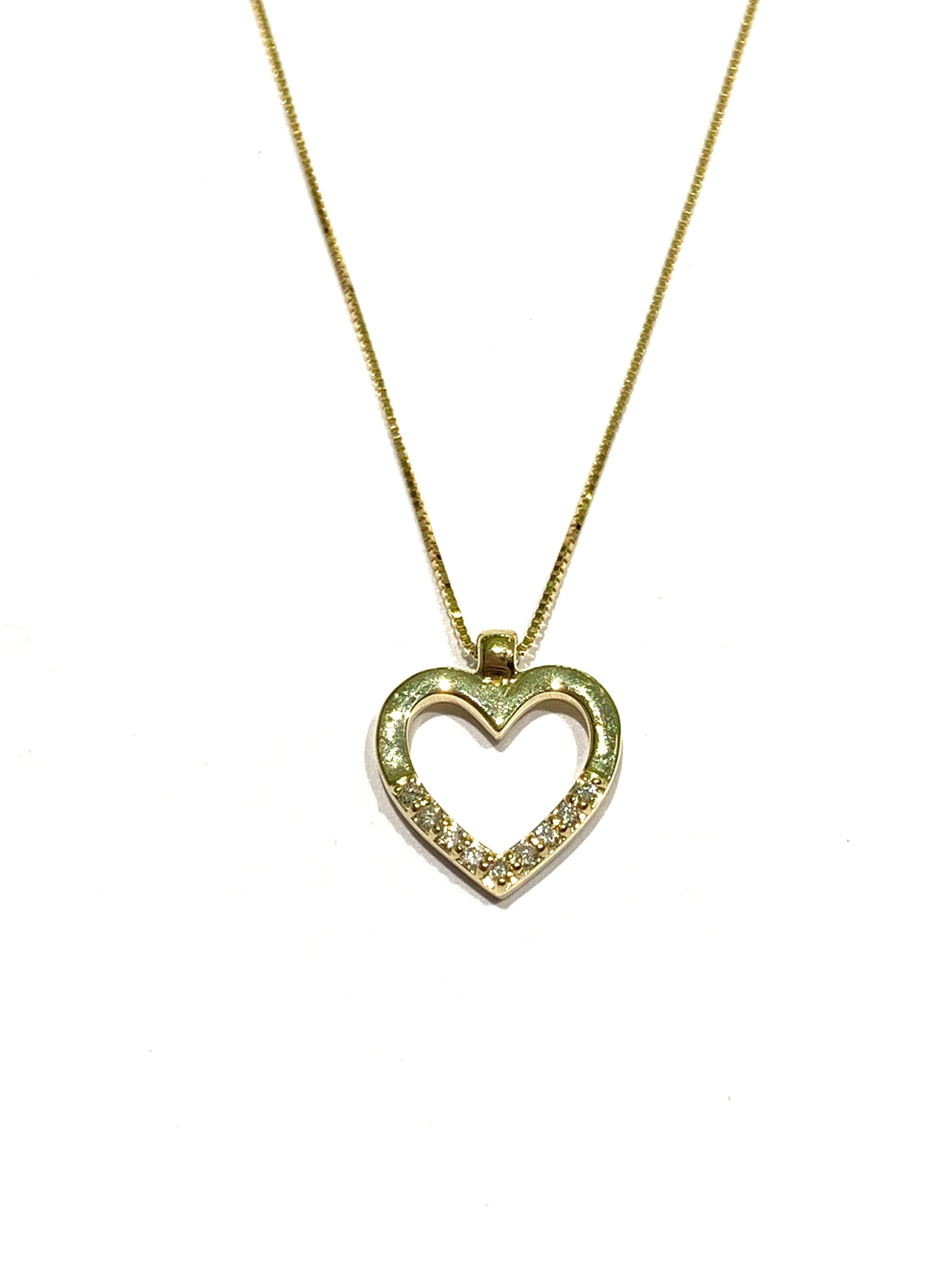 Collana in oro giallo 18kt con cuoricino ricoperto da diamanti.
Lunghezza catena 44 cm.
Caratura diamanti 0,04.
Dimensione cuore 1 cm.