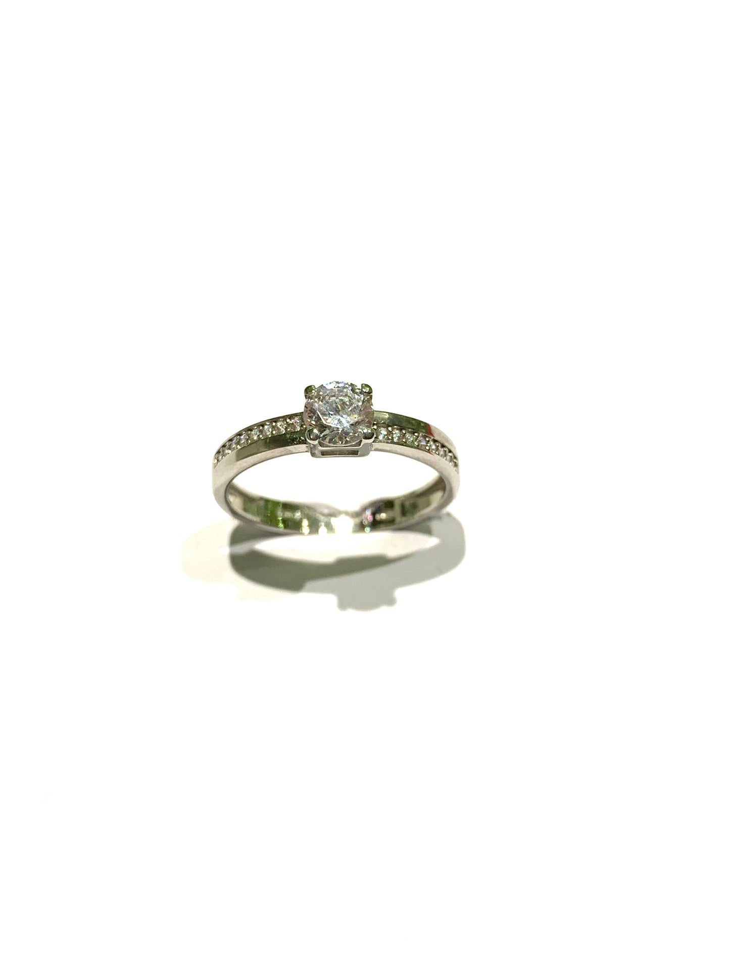Anello in oro bianco 18kt con zircone solitario e gambo ricoperto in parte da piccoli zirconi.
Dimensione zircone 0,5 cm.
Misura 14.