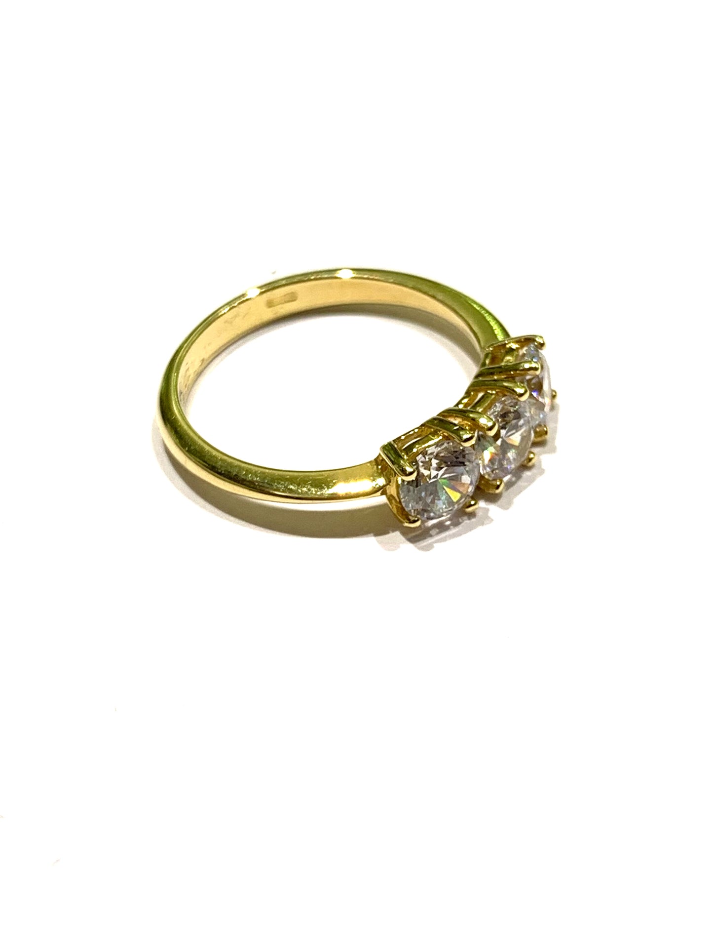 Anello trilogi in oro giallo 18kt con tre zirconi.
Dimensione zirconi 0,3 cm.
Misura 11.