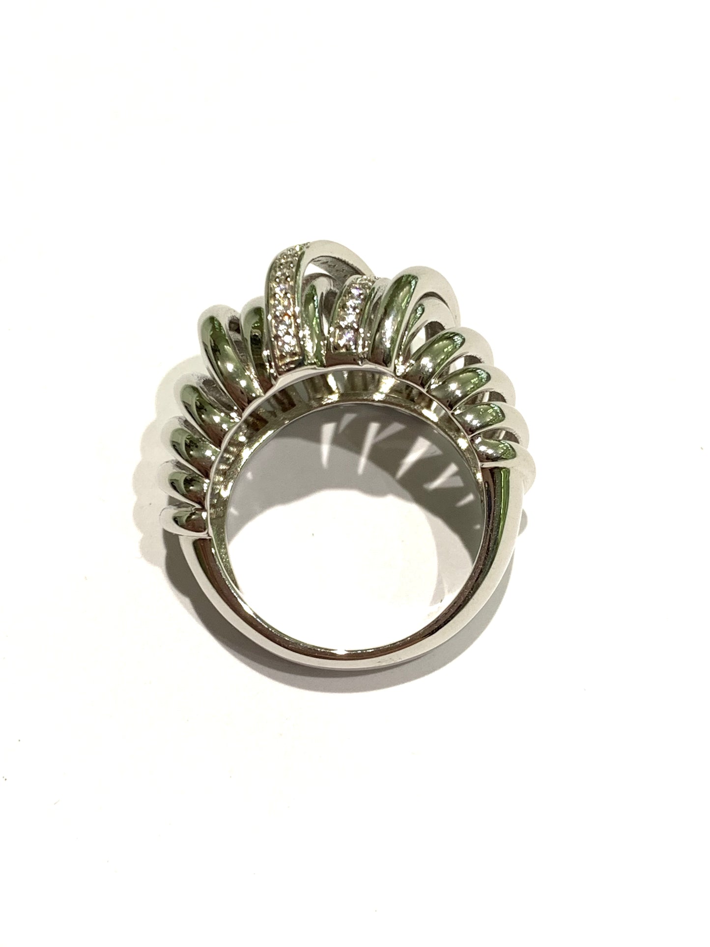 Anello in argento con fasce verticali di cui la centrale ricoperta da zirconi.
Larghezza fascia 1,5 cm.
Misura 12.