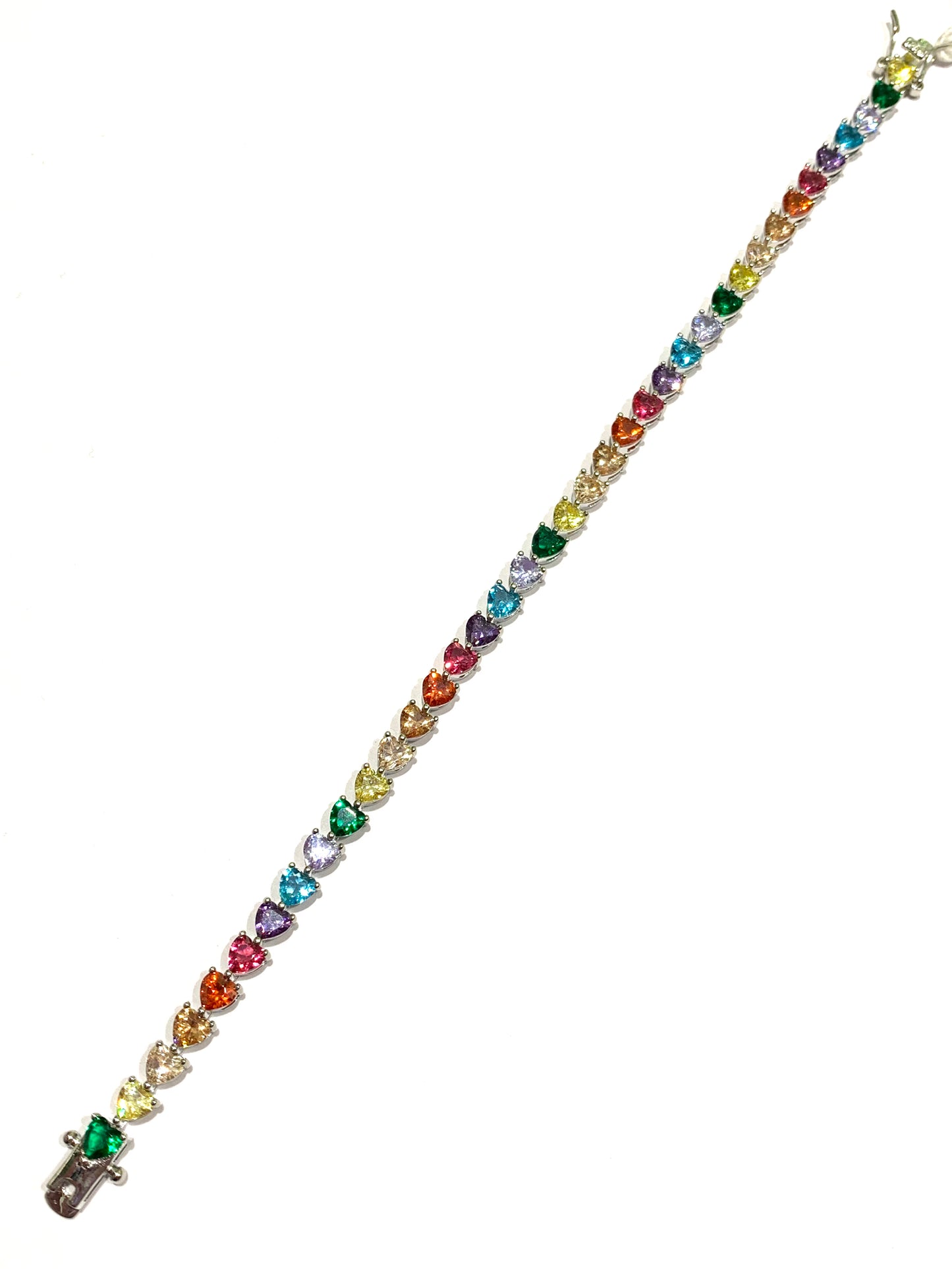 Bracciale tennis in argento con zirconi multicolore con effetto arcobaleno a forma di cuore.
Lunghezza 18 cm.
Dimensione zirconi 0,4 cm.