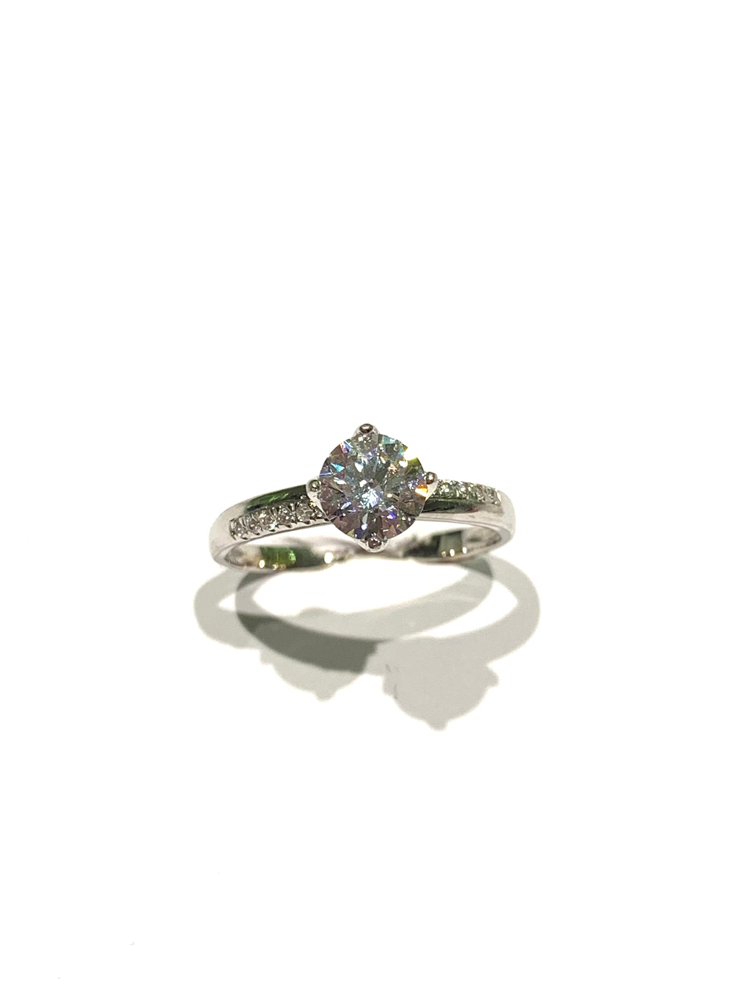Anello in oro bianco 18kt con zircone solitario e gambo ricoperto da zirconi.
Dimensione zircone 0,5 cm.
Misura 14.