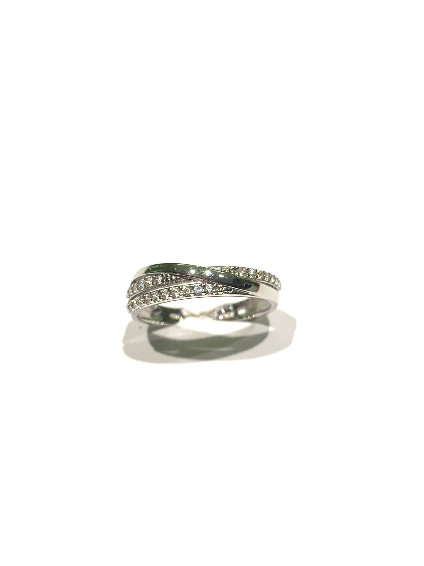 Anello in oro bianco 18kt con zirconi e fascetta liscia incrociata.
Larghezza totale 0,4 cm.
Misura 15.