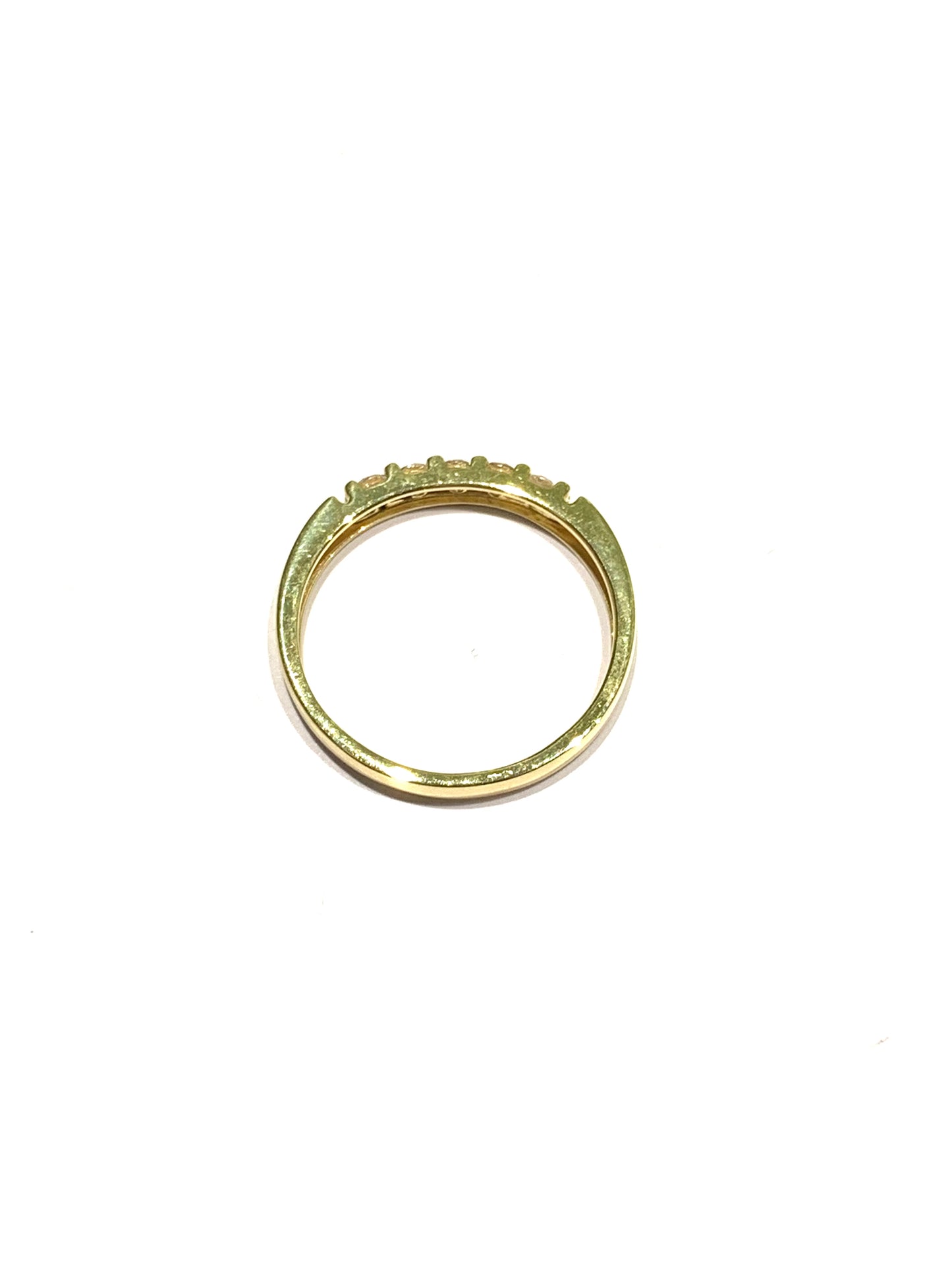 Anello in oro giallo 18kt con cinque zirconi.
Dimensione zirconi 0,2 cm.
Misura 14.