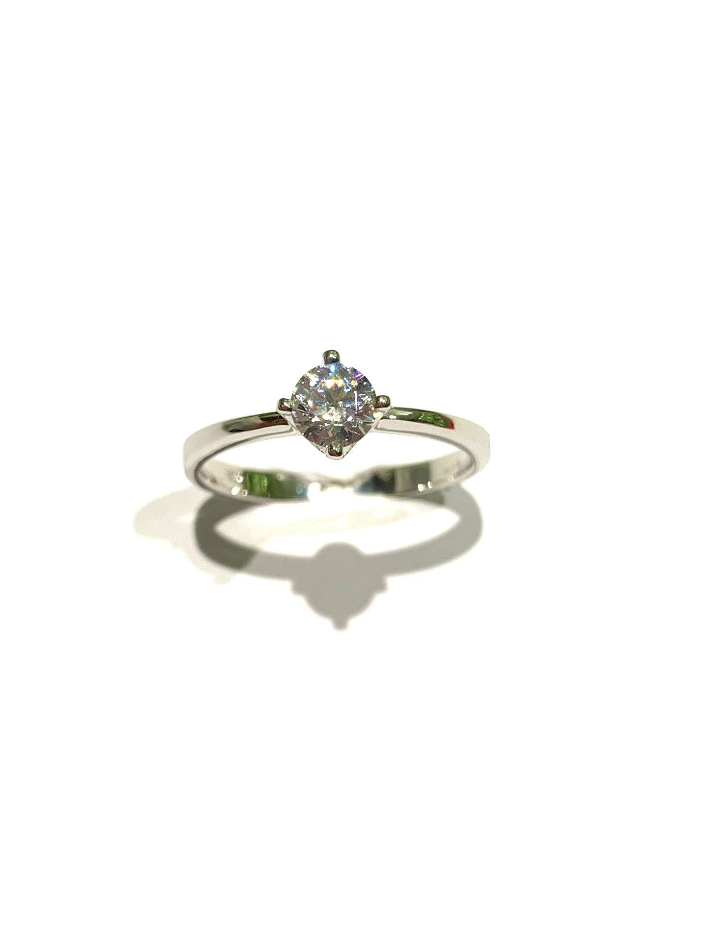 Anello in oro bianco 18kt con zircone solitario.
Dimensione zircone 0,4 cm.
Misura 16.
Spedizione gratuita per ordini superiori a 100€.