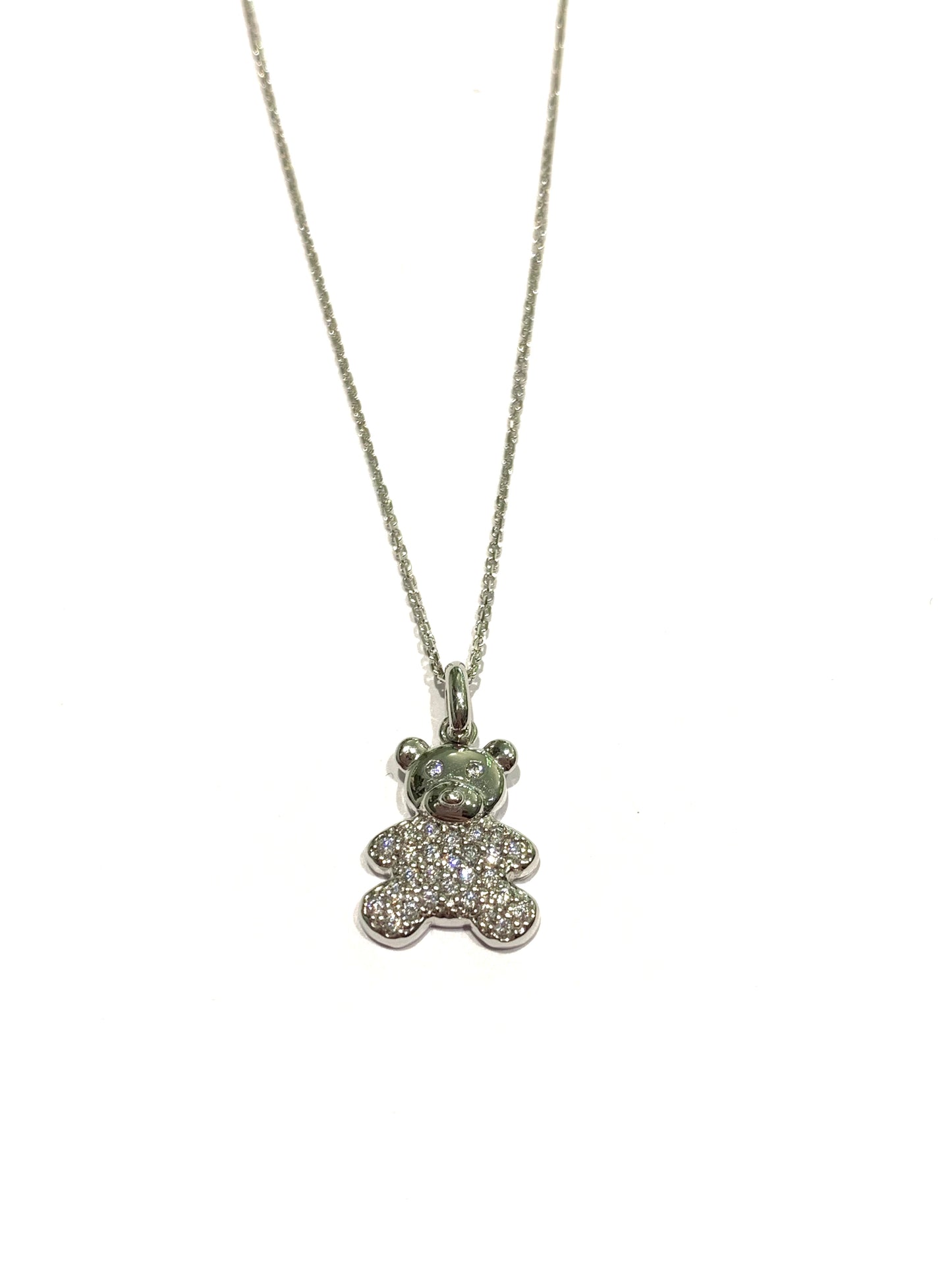 Collana oro bianco 18kt con orsetto ricoperto da zirconi.
Lunghezza catena 42 cm.
Dimensioni ciondolo 1x1,5 cm.