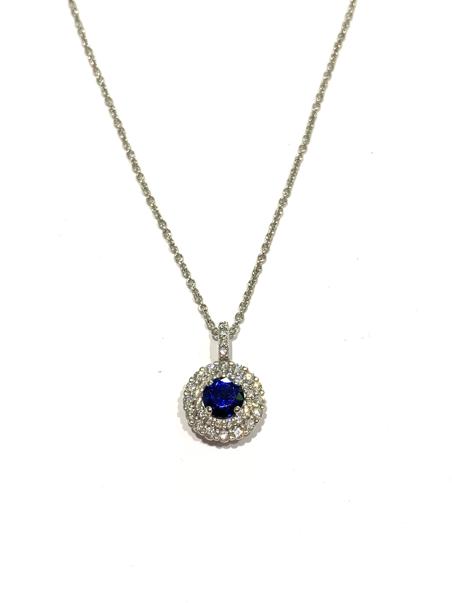 Collana in oro bianco 18kt con zircone colore zaffiro rotondo circondato da due giri di zirconi bianchi.
Lunghezza catena 44 cm.
Dimensioni ciondolo 1,5 cm, di cui 1 cm l'anellino.