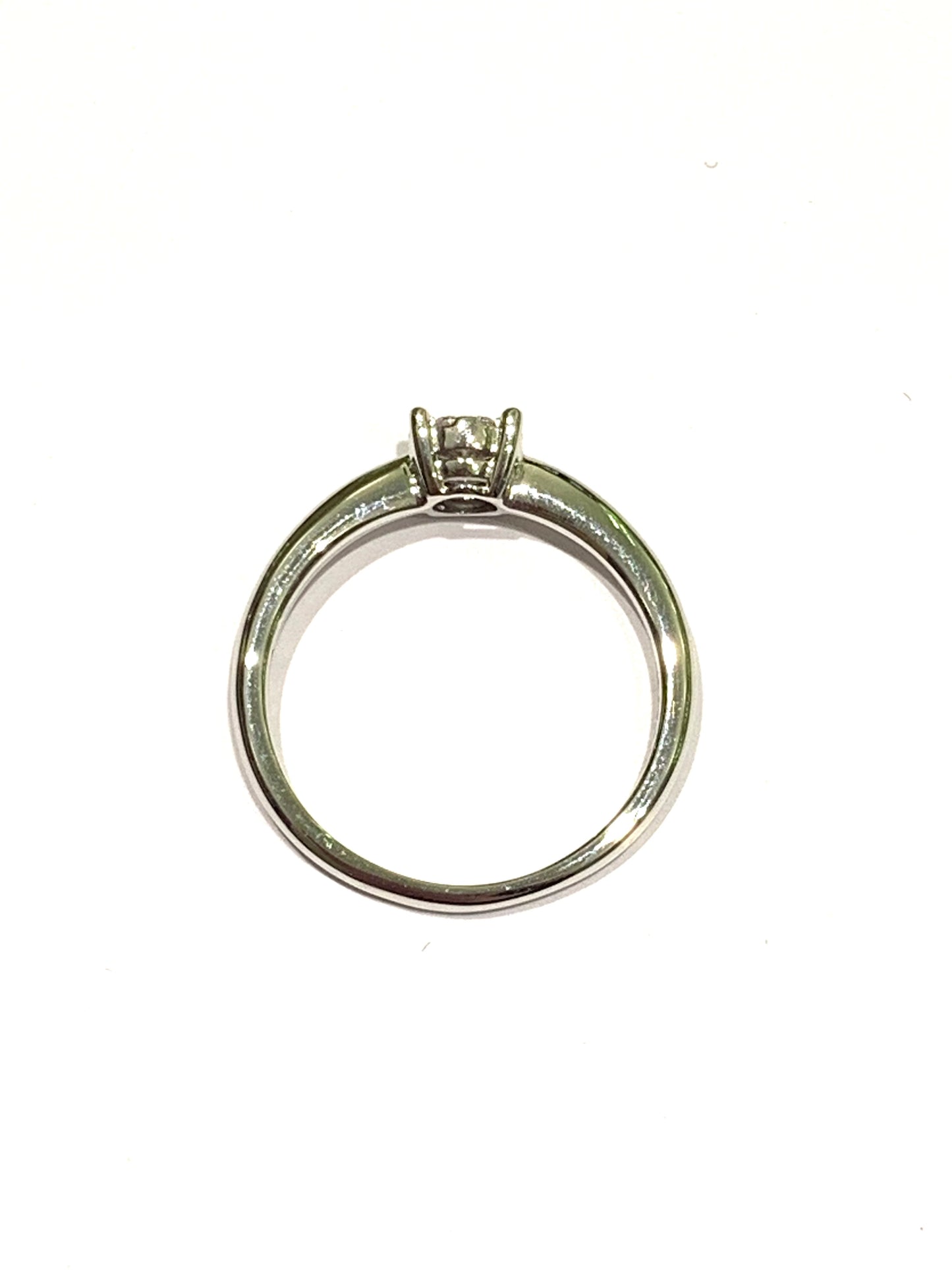 Anello in oro bianco 18kt con diamante solitario centrale circondato da piccoli diamanti.
Caratura diamanti 0,08.
Dimensione 0,4 cm.
Misura 15.