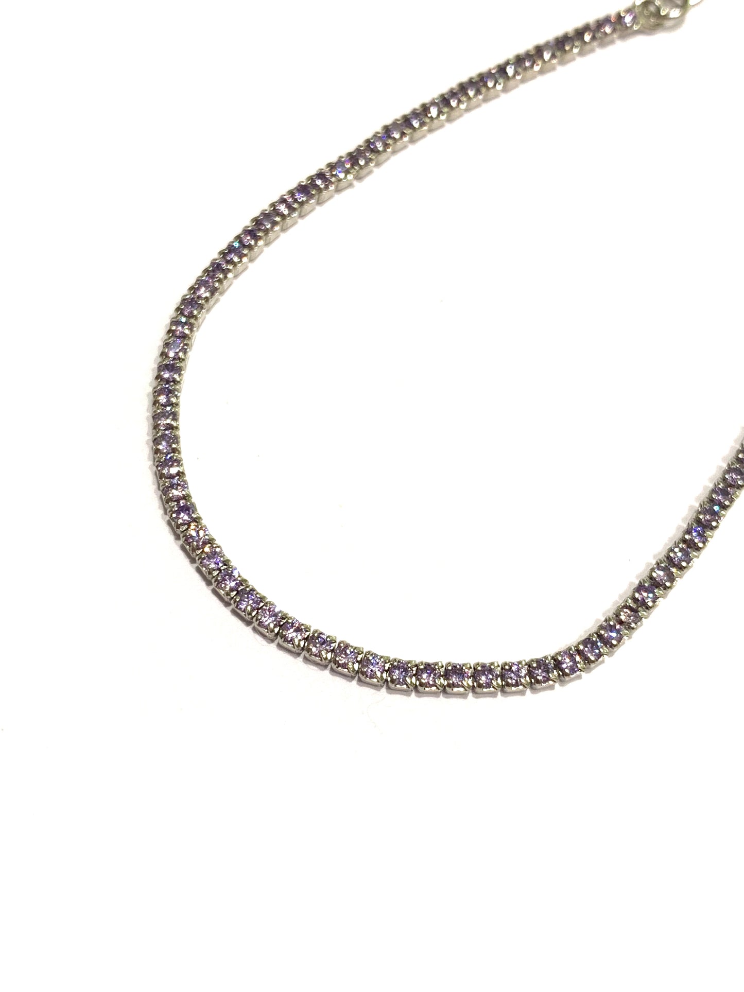 Bracciale tennis sottile in argento con zirconi colorati.
Disponibili più varianti: rosa, lilla, bianco, rosso, acquamarina, dorato.
Lunghezza regolabile da 16,5 a 19,5 cm.
Larghezza totale 0,2 cm.