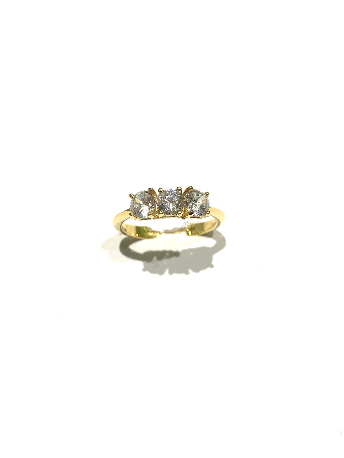 Anello trilogi in oro giallo 18kt con tre zirconi.
Dimensione zirconi 0,3 cm.
Misura 11.