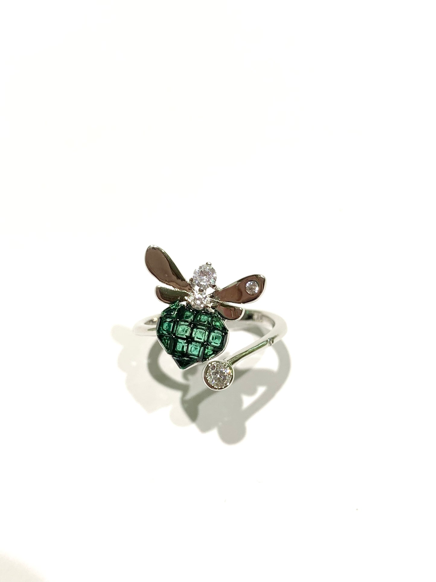 Anello in argento aperto con farfalla ricoperta da zirconi verdi e bianchi.
Dimensione totale 1 cm.
Misura regolabile da 12 a 15.