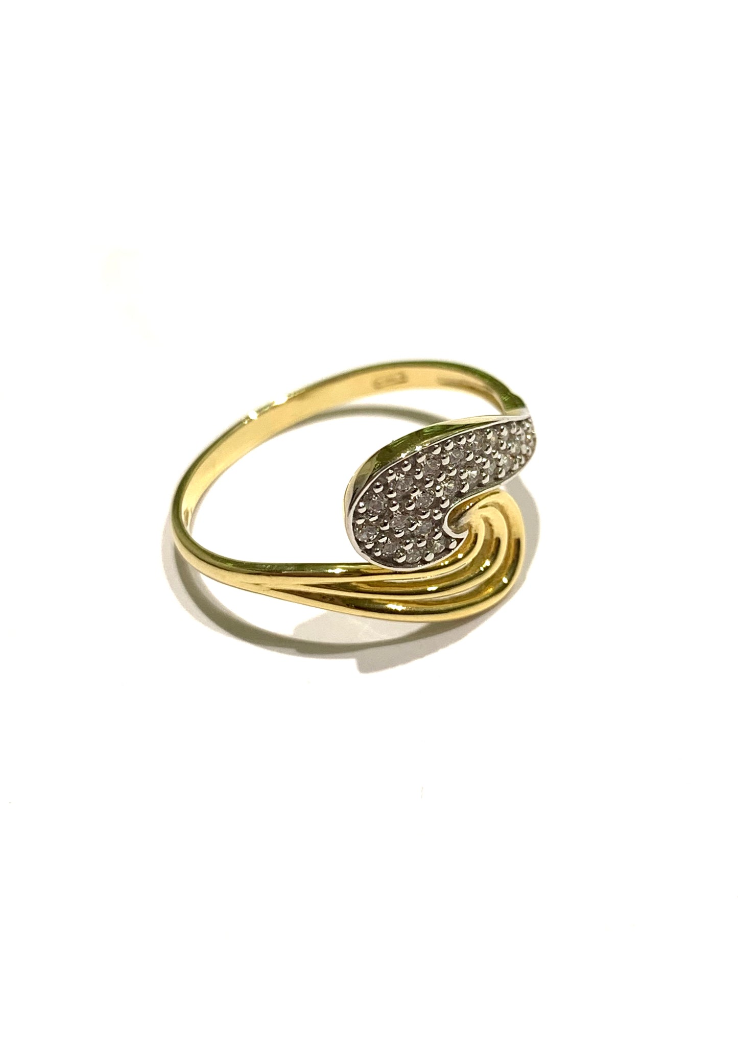 Anello in oro giallo 18kt in parte ricoperto da zirconi.
Larghezza 1 cm.
Misura 15.