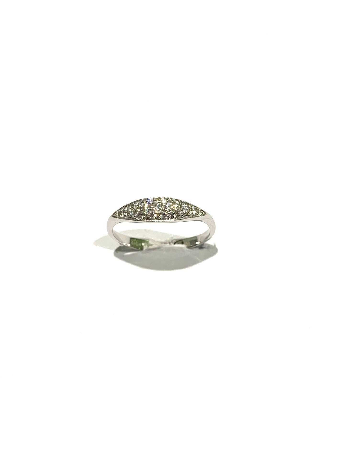 Anello in oro bianco 18kt con piccola fascia ricoperta da zirconi.
Larghezza fascia 0,3 cm.
Misura 13.