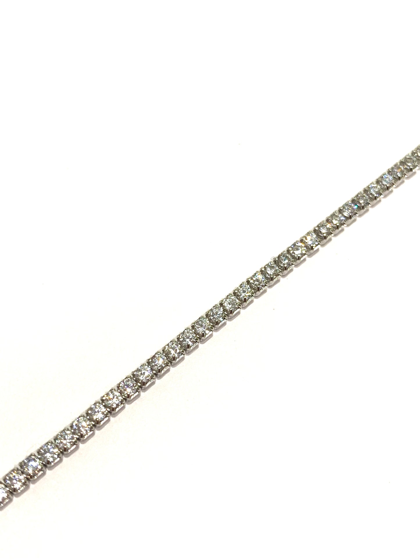 Bracciale tennis sottile in argento con zirconi colorati.
Disponibili più varianti: rosa, lilla, bianco, rosso, acquamarina, dorato.
Lunghezza regolabile da 16,5 a 19,5 cm.
Larghezza totale 0,2 cm.