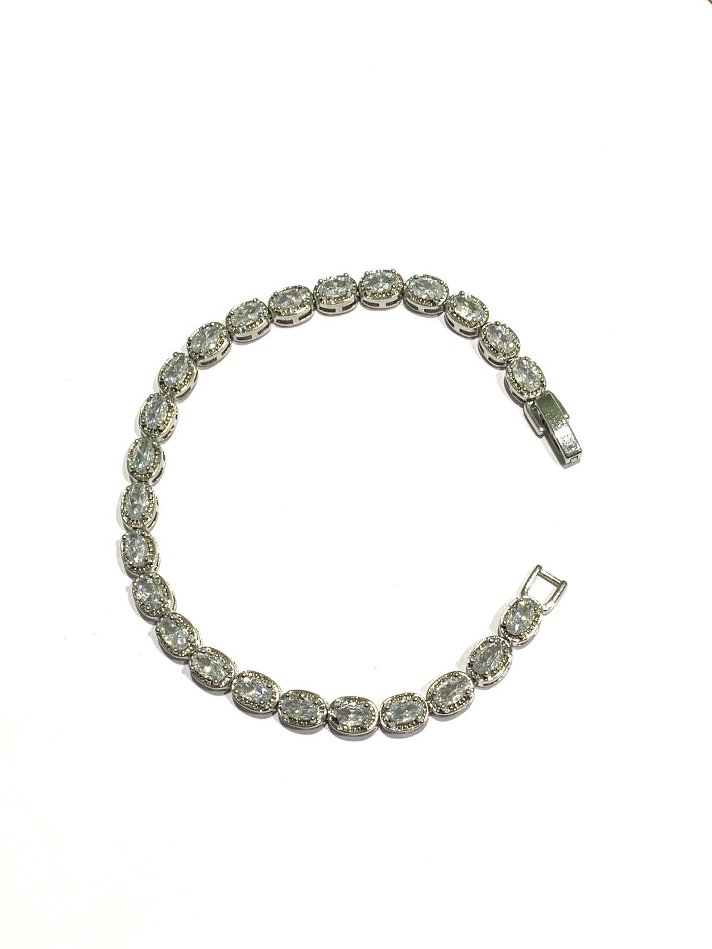 Bracciale tennis in argento con zirconi bianchi e colorati.
Disponibile con zirconi bianchi, con blu zaffiro e rosso rubino.
Lunghezza colore blu e bianco 18 cm.
Lunghezza colore rosso 18 cm + prolunga di 2 cm per un totale di 20 cm (visibile in foto).
Dimensione 0,5 cm.