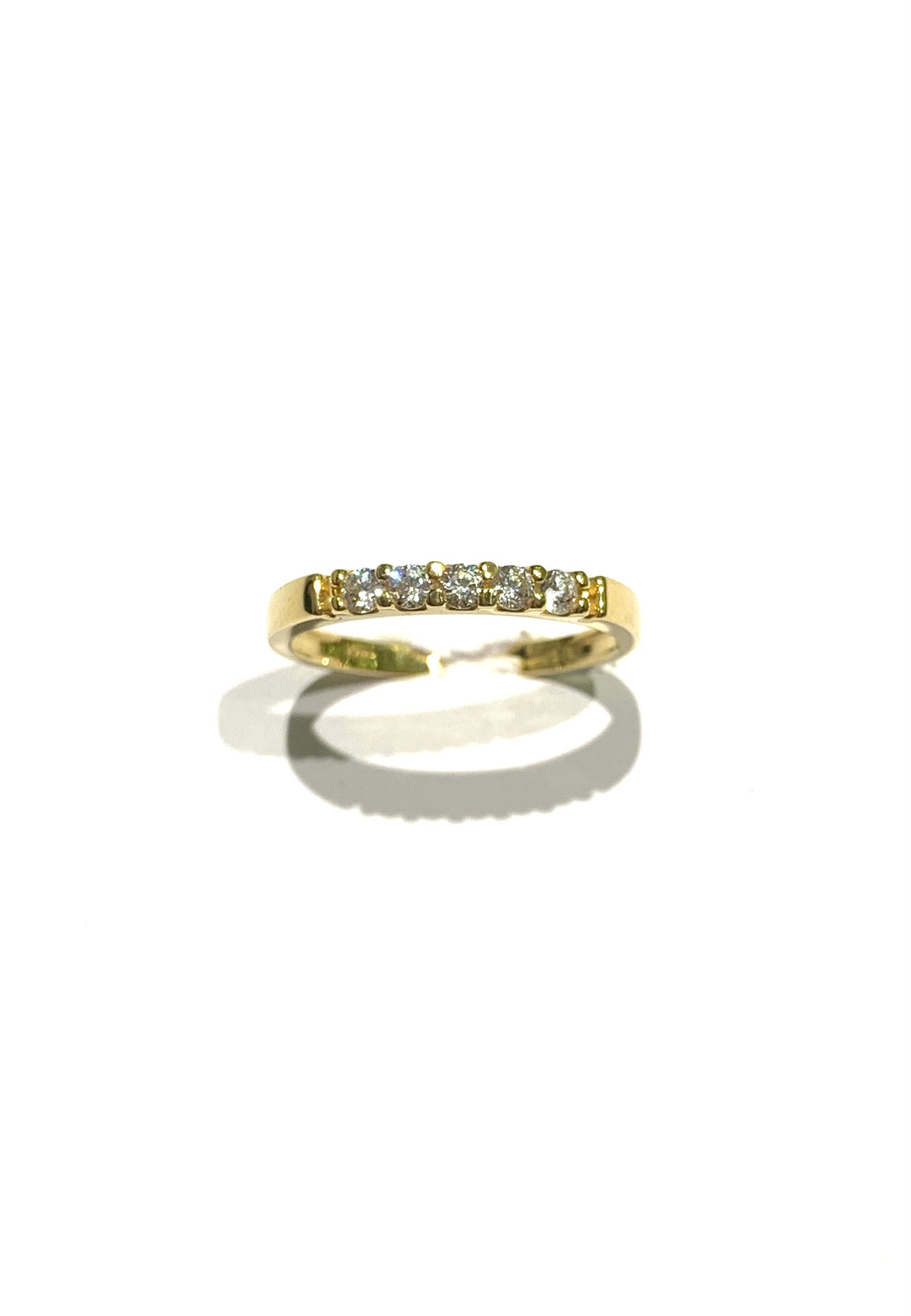 Anello in oro giallo 18kt con cinque zirconi.
Dimensione zirconi 0,2 cm.
Misura 14.