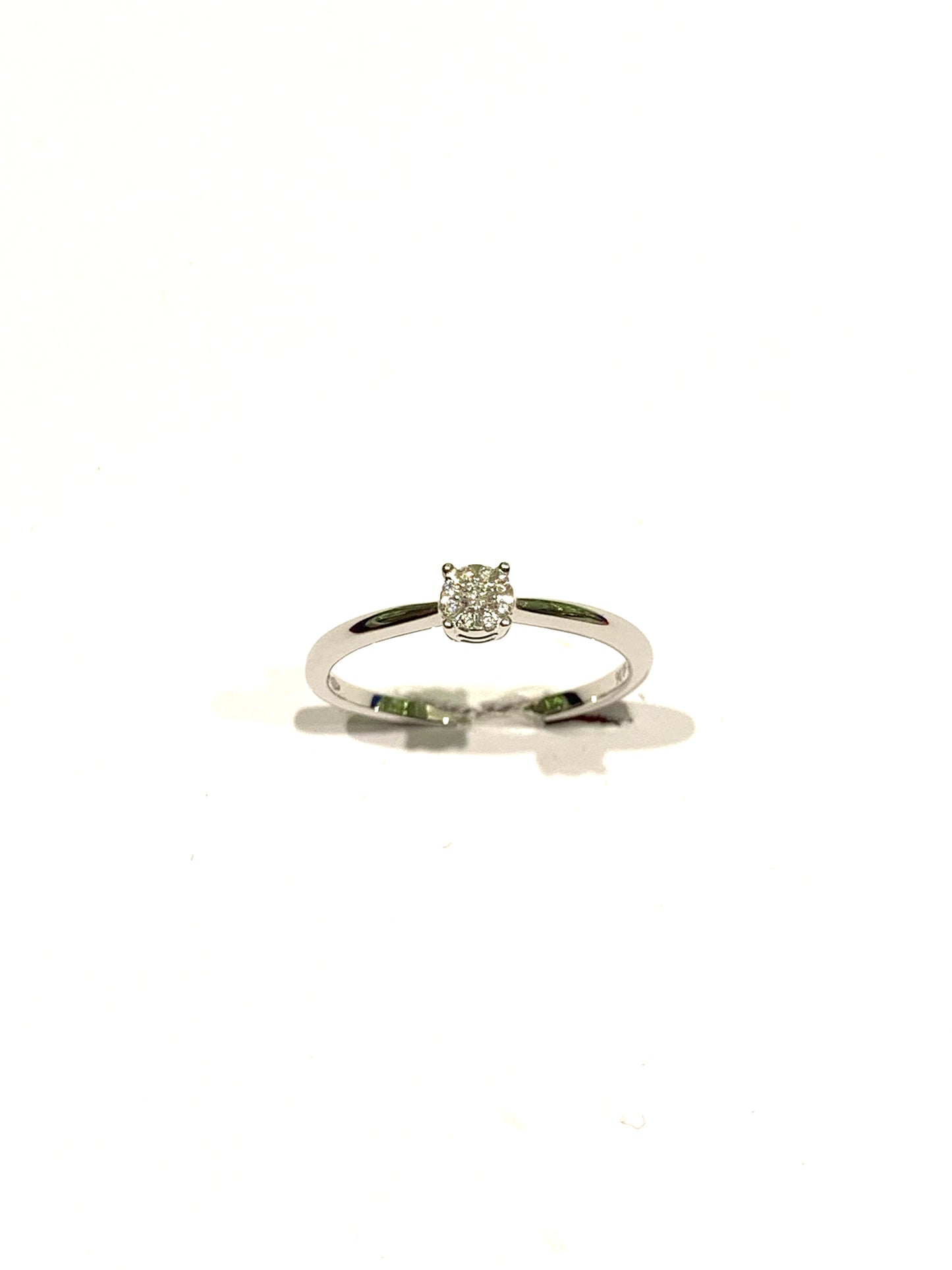 Anello in oro bianco 18kt con diamante solitario circondato da piccoli diamanti.
Diamante 0,06 carati.
Dimensione 0,3 cm.
Misura 16.