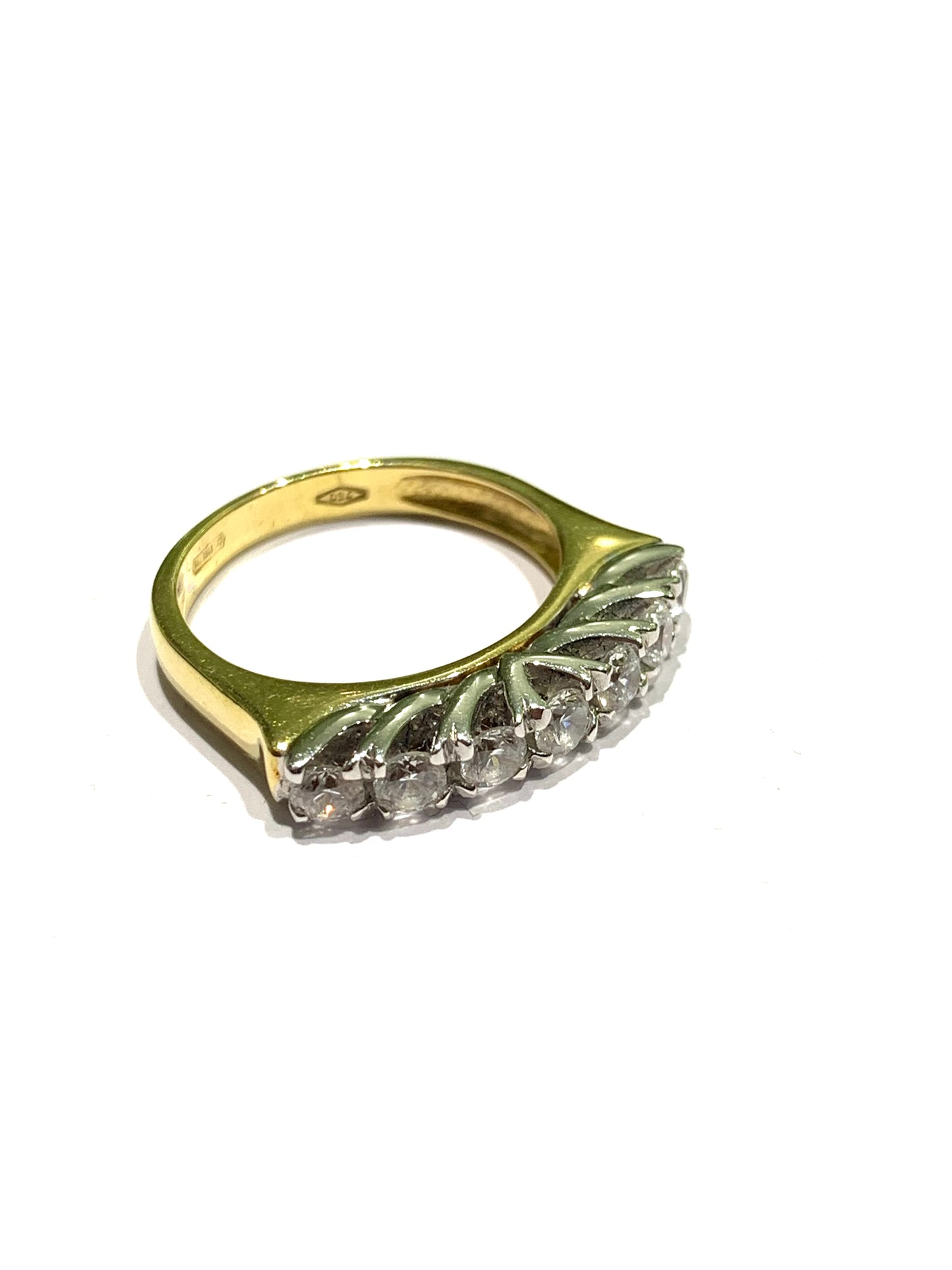Anello in oro giallo 18kt con sette zirconi sostenuti da una montatura in oro bianco.
Dimensione zirconi 0,3 cm.
Misura 16.