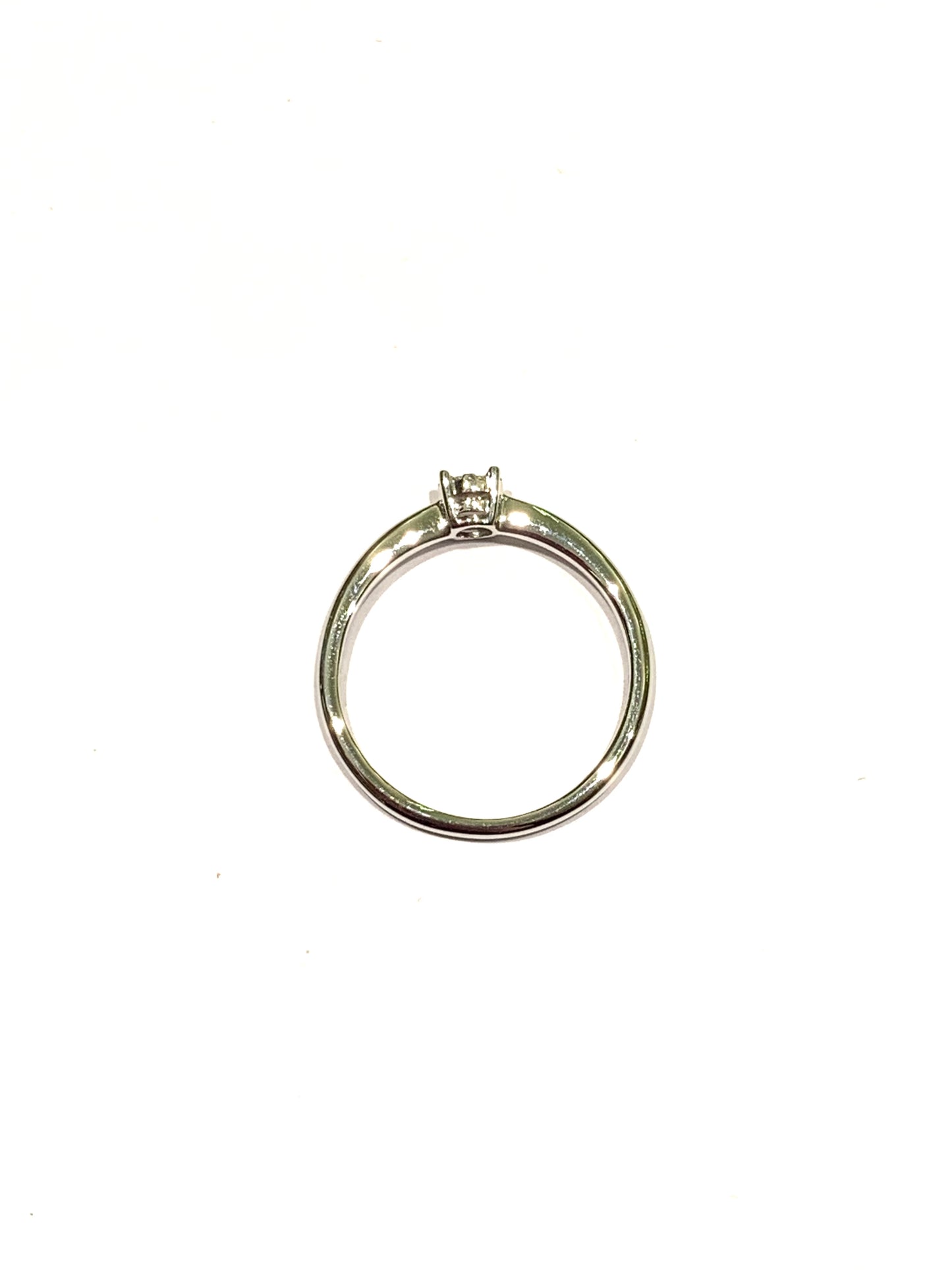 Anello in oro bianco 18kt con diamante solitario circondato da piccoli diamanti.
Diamante 0,06 carati.
Dimensione 0,3 cm.
Misura 16.