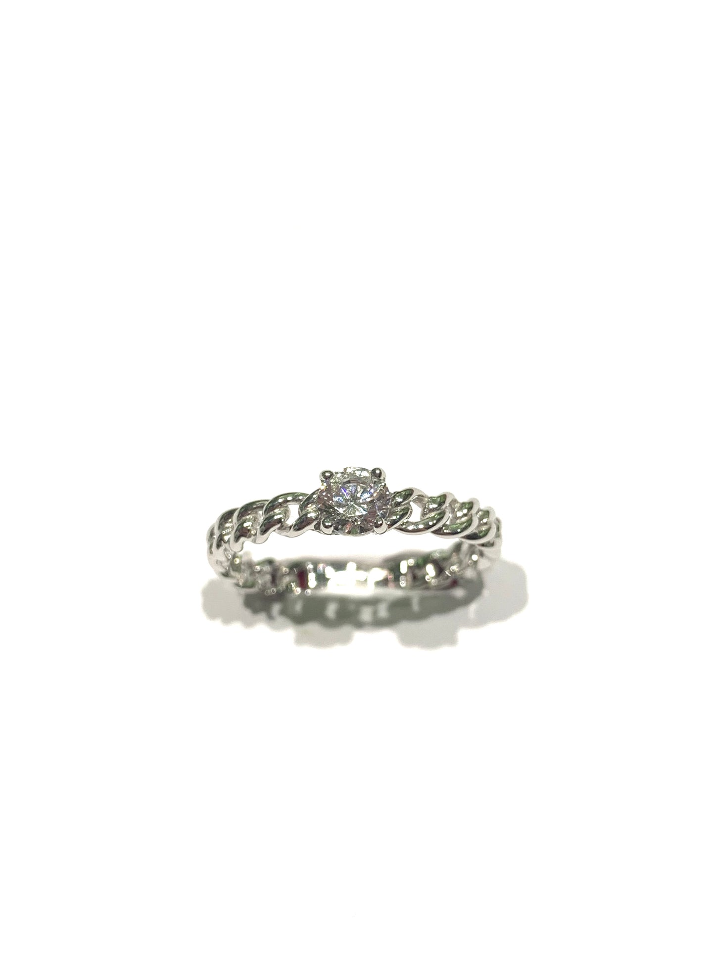 Anello in oro bianco 18kt con zircone solitario e gambo con disegno a catena.
Dimensione zircone 0,4?cm.
Misura 14.