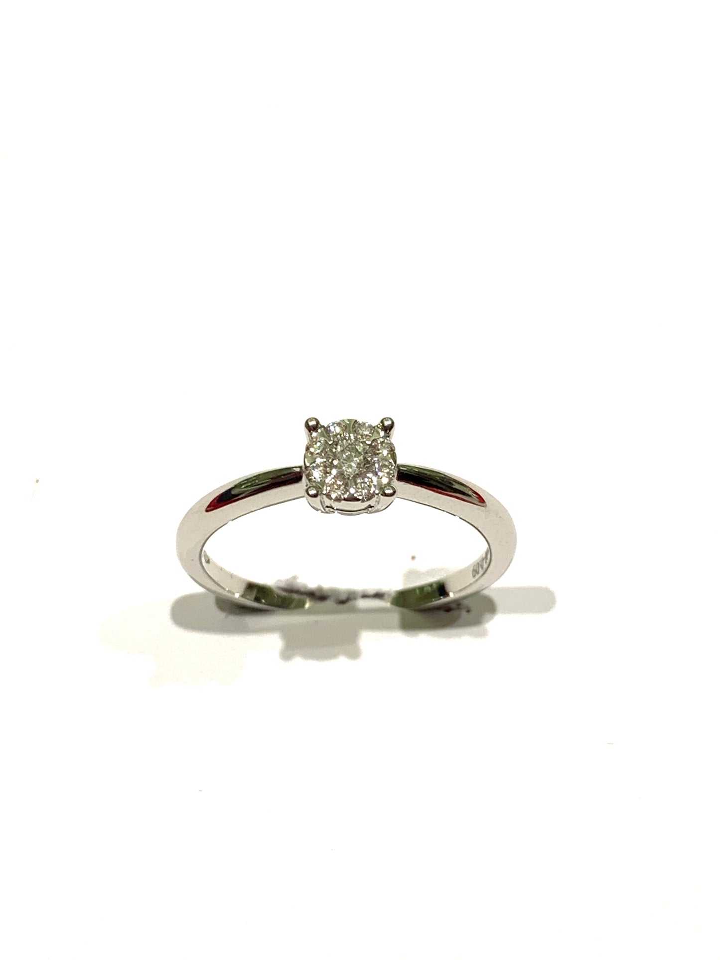 Anello in oro bianco 18kt con diamante solitario centrale circondato da piccoli diamanti.
Caratura diamanti 0,08.
Dimensione 0,4 cm.
Misura 15.