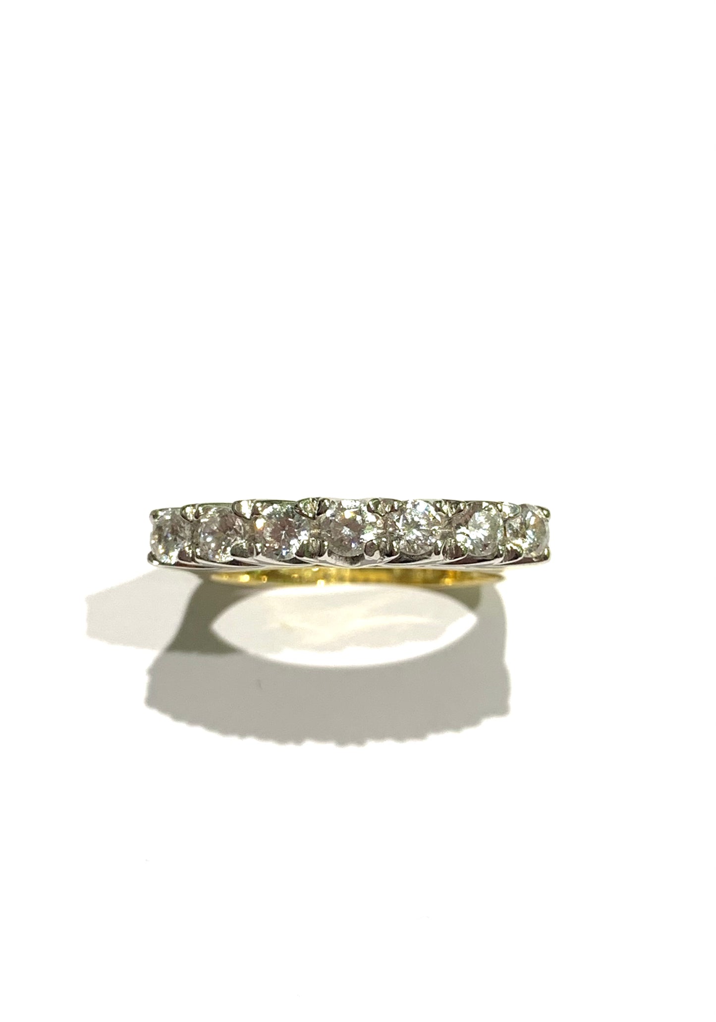 Anello in oro giallo 18kt con sette zirconi sostenuti da una montatura in oro bianco.
Dimensione zirconi 0,3 cm.
Misura 16.