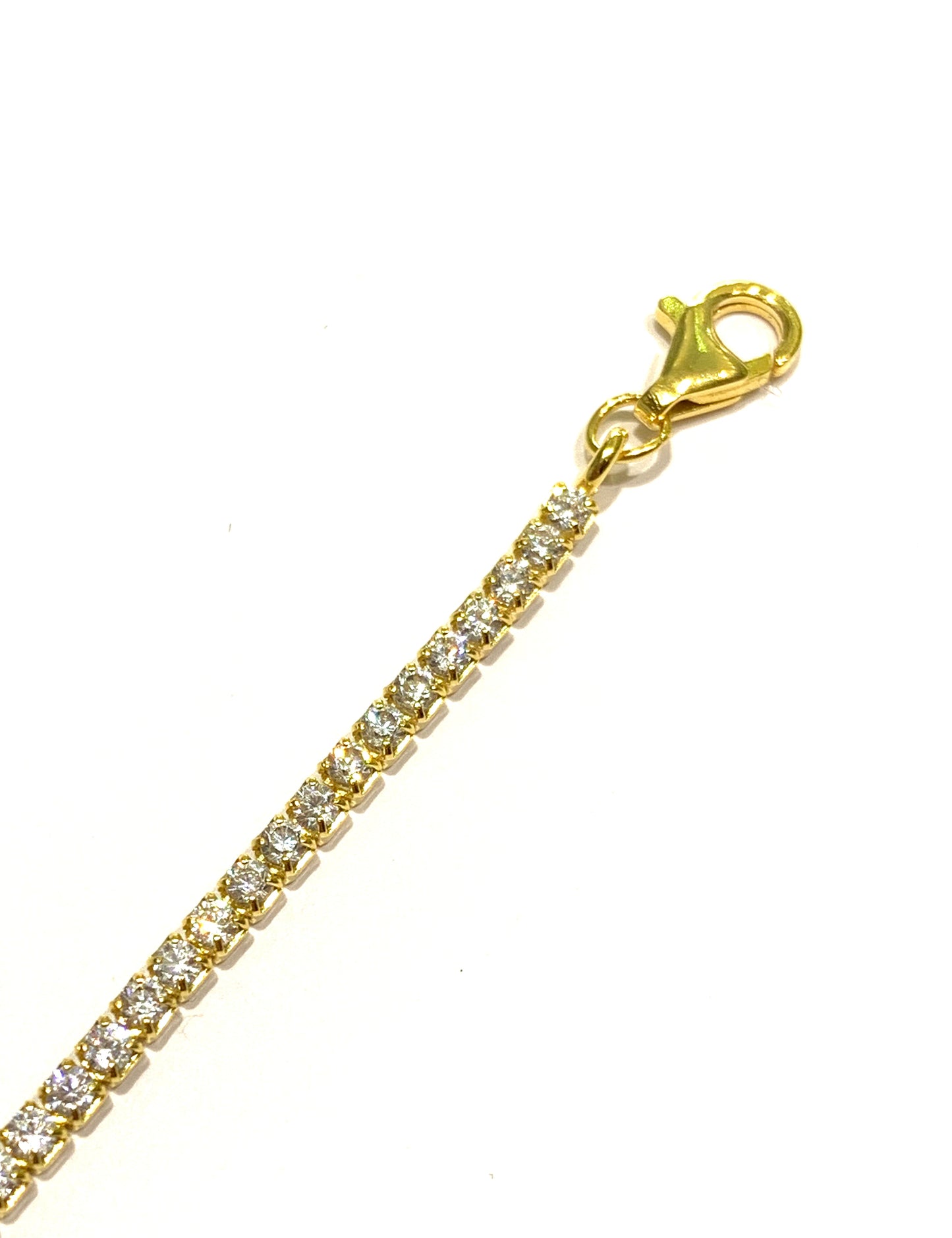 Bracciale tennis sottile in argento con zirconi colorati.
Disponibili più varianti: rosa, lilla, bianco, rosso, acquamarina, dorato.
Lunghezza regolabile da 16,5 a 19,5 cm.
Larghezza totale 0,2 cm.