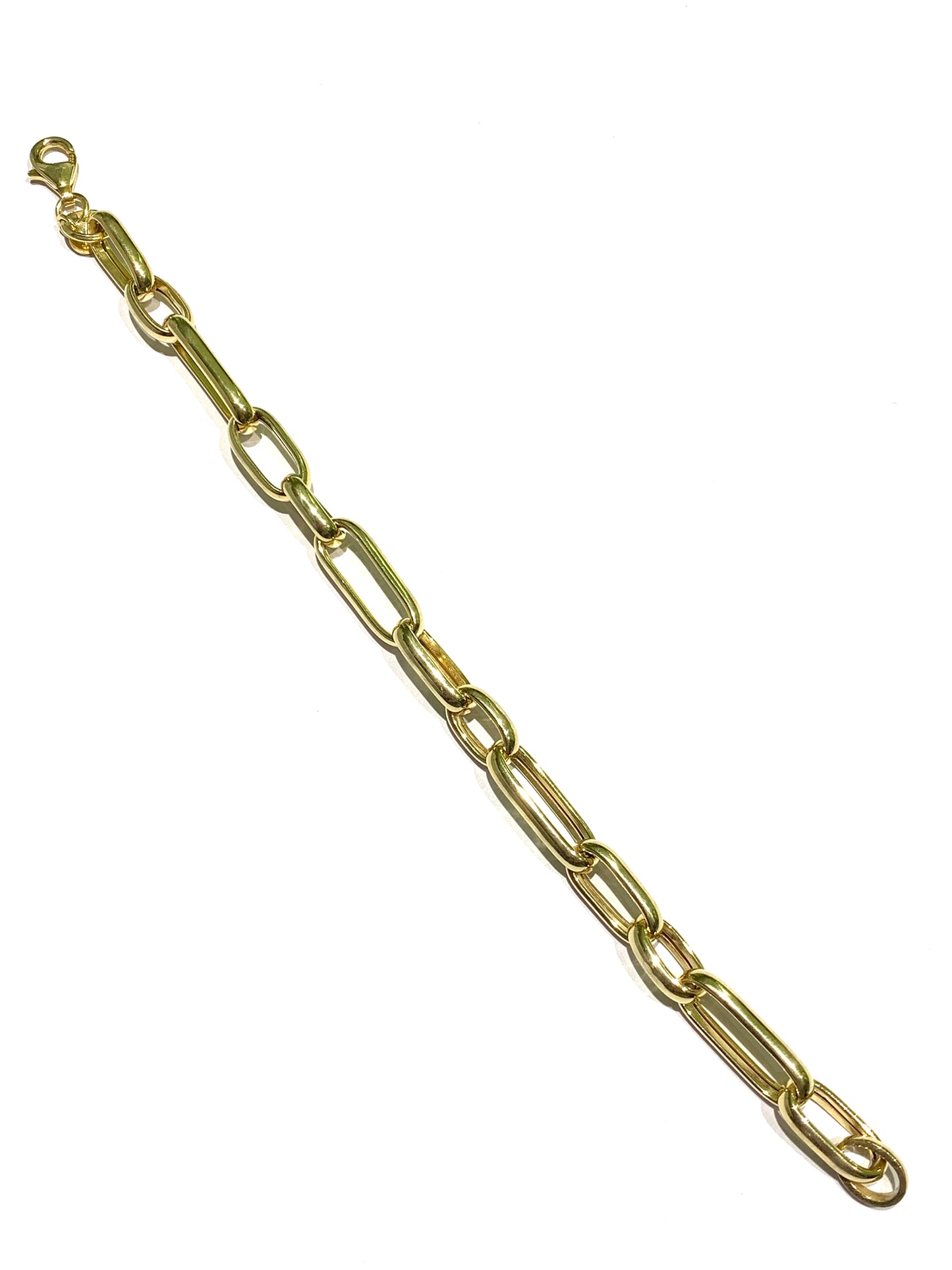 Bracciale in argento bagnato in oro giallo con maglia a catena.
Lunghezza totale 19,5 cm, regolabile in ogni anello del bracciale.
Dimensione anelli 0,8 cm.