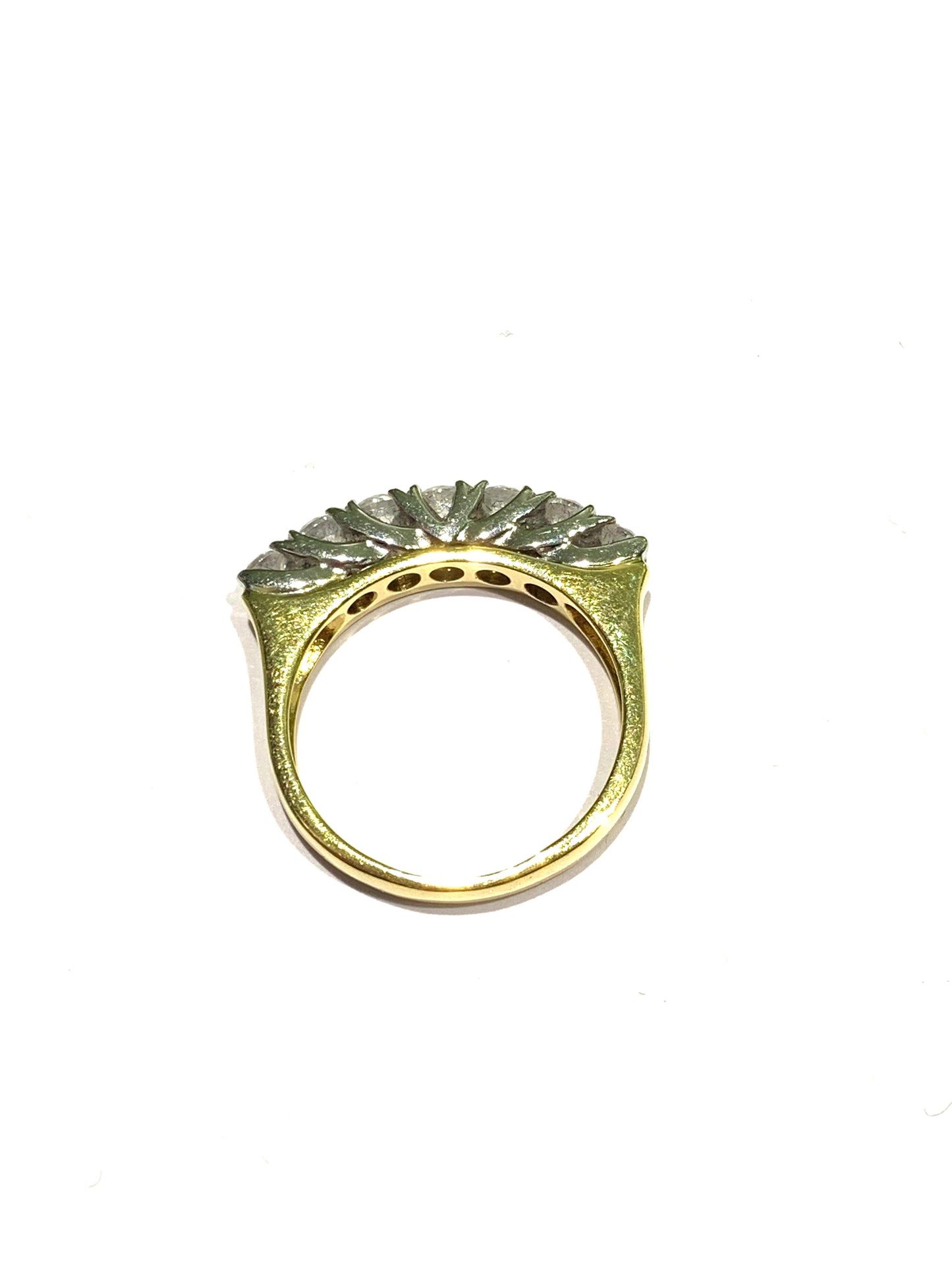Anello in oro giallo 18kt con sette zirconi sostenuti da una montatura in oro bianco.
Dimensione zirconi 0,3 cm.
Misura 16.