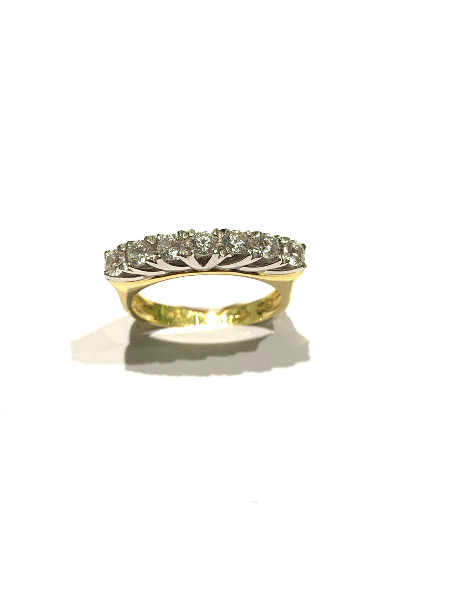 Anello in oro giallo 18kt con sette zirconi sostenuti da una montatura in oro bianco.
Dimensione zirconi 0,3 cm.
Misura 16.