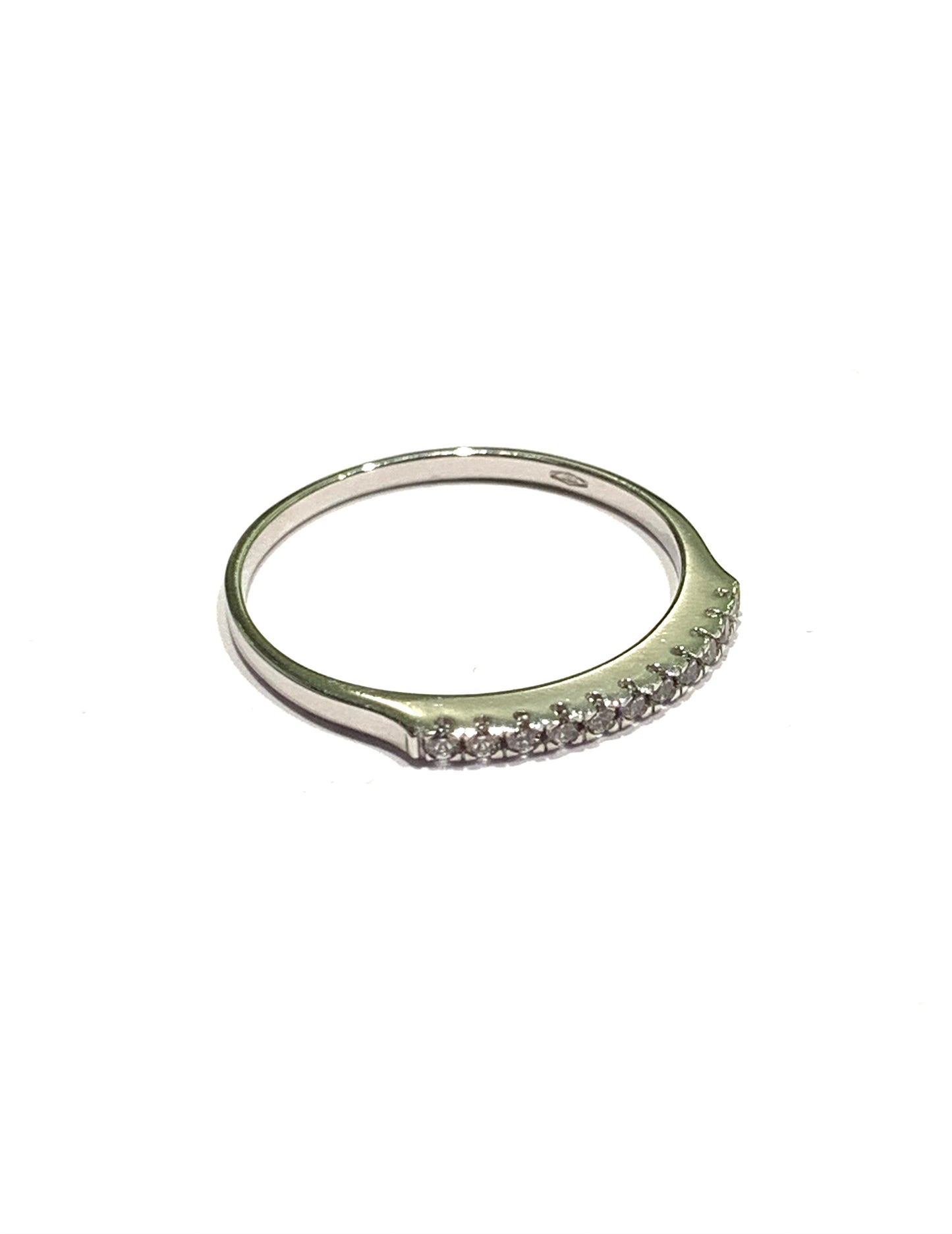 Anello fedina sottile in oro bianco 18kt con zirconi.
Larghezza 0,1 cm.
Misura 12.