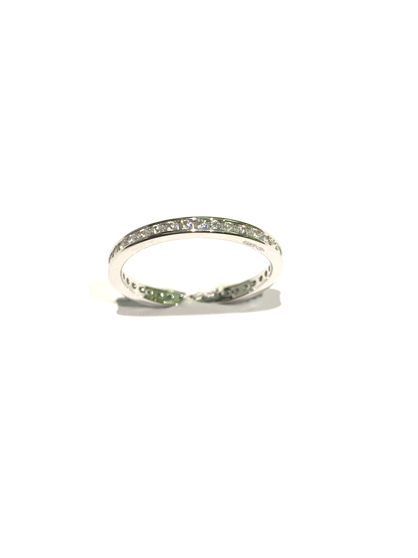 Anello fedina in oro bianco 18kt circondato interamente da zirconi.
Dimensione 0,2 cm.
Misura 14.