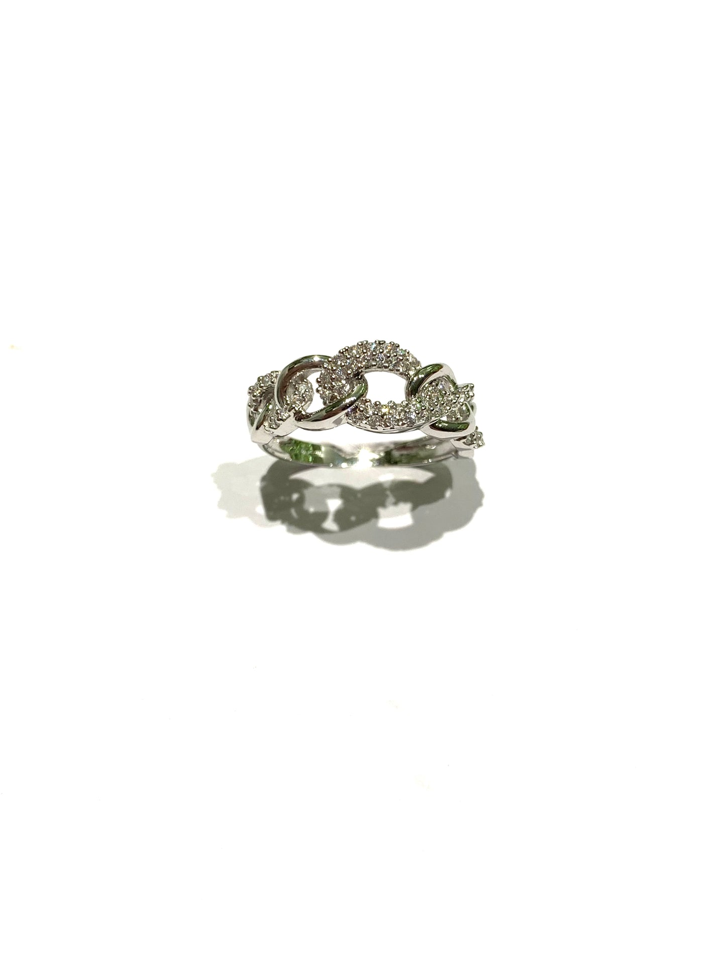 Anello in oro bianco 18kt a forma di catena, in parte ricoperta da zirconi.
Dimensione catena 0,7 cm nella parte più ampia.
Misura 14.