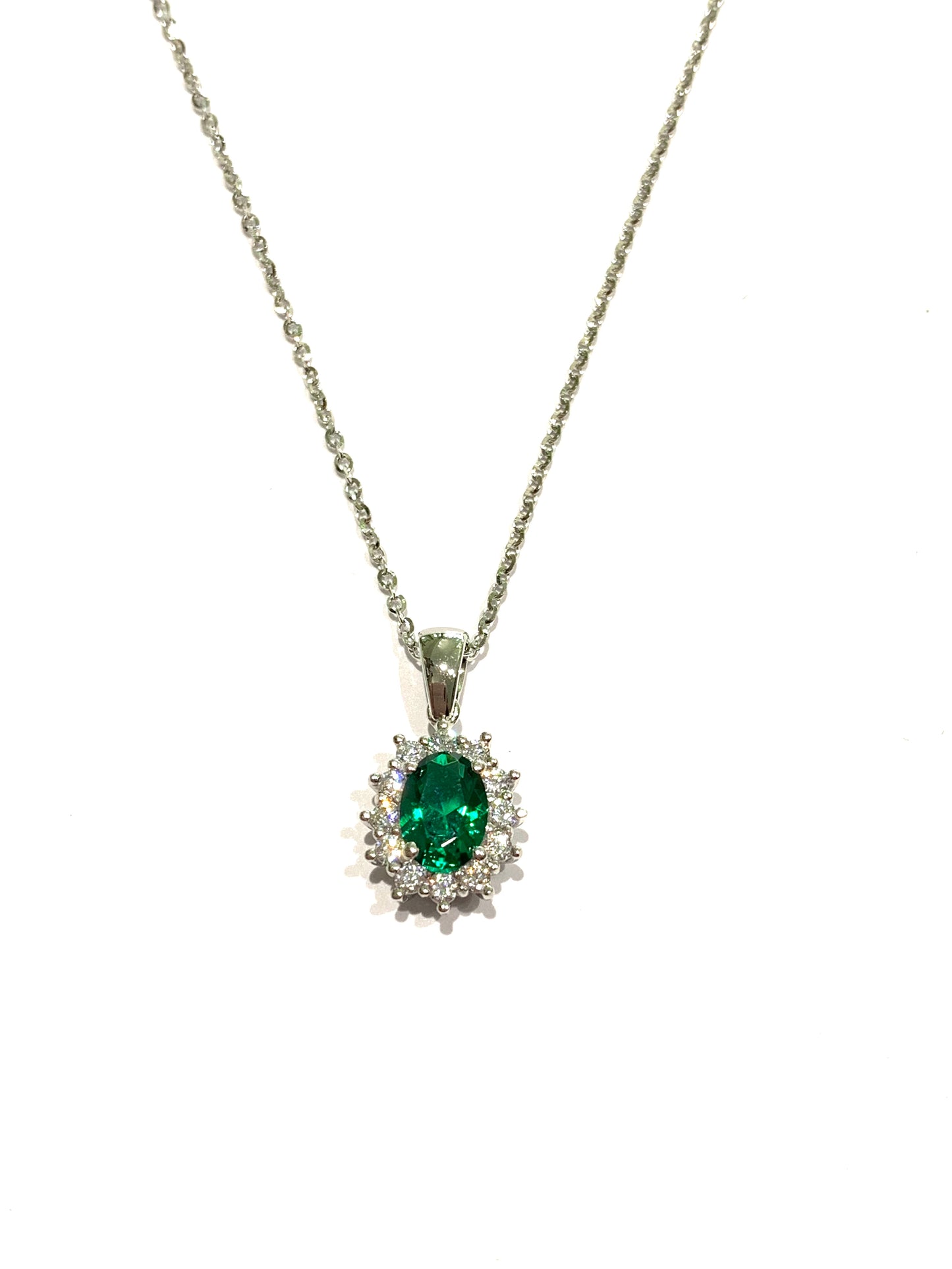 Collana oro bianco 18kt con zircone color smeraldo circondato da zirconi bianchi.
Lunghezza catena 42 cm.
Lunghezza ciondolo 1 cm.