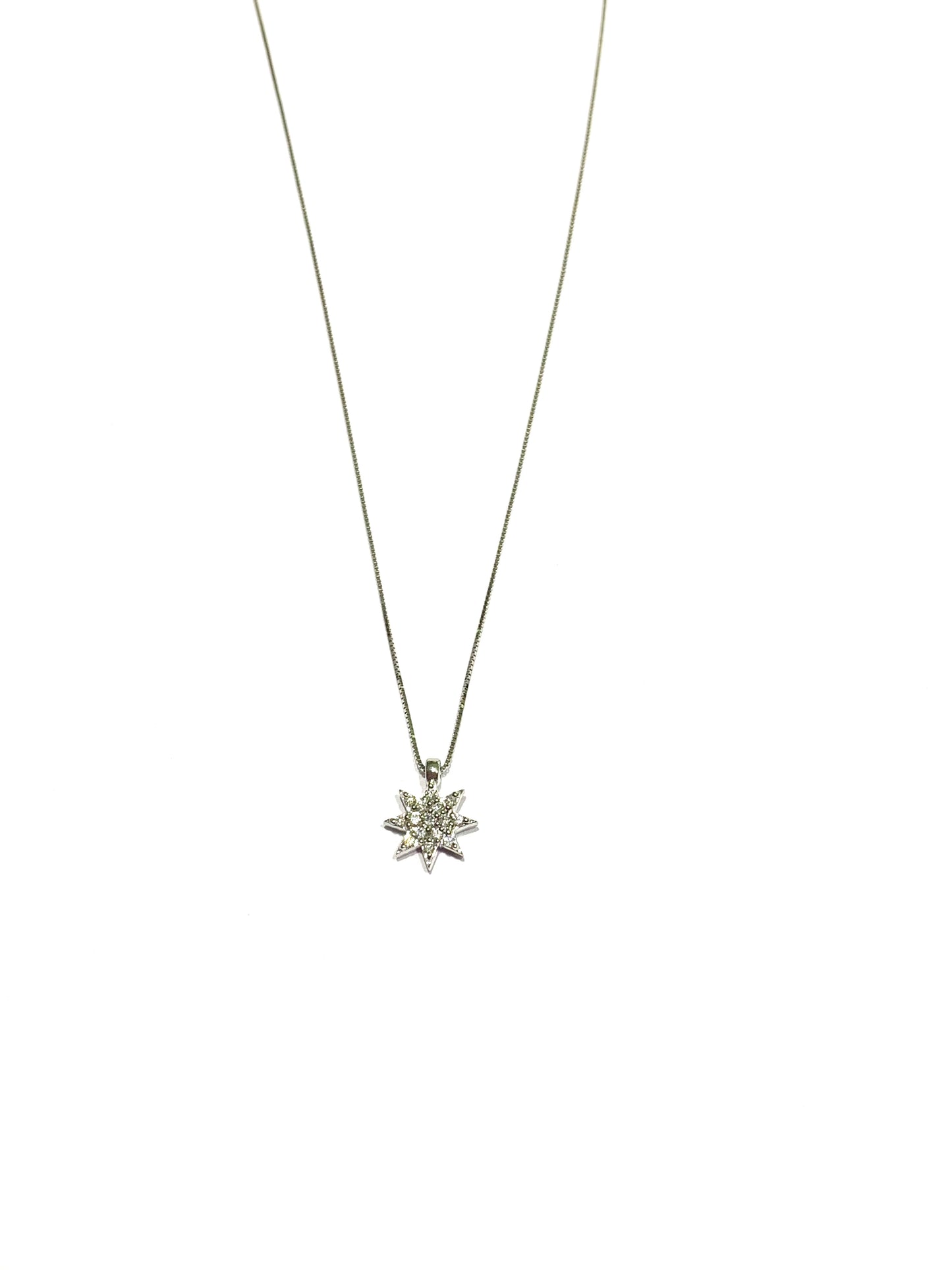 Collana in oro bianco 18kt con ciondolo a stella ricoperto da diamanti.
Lunghezza catena 44 cm.
Dimensione ciondolo 0,8 cm.
Caratura diamanti 0,08