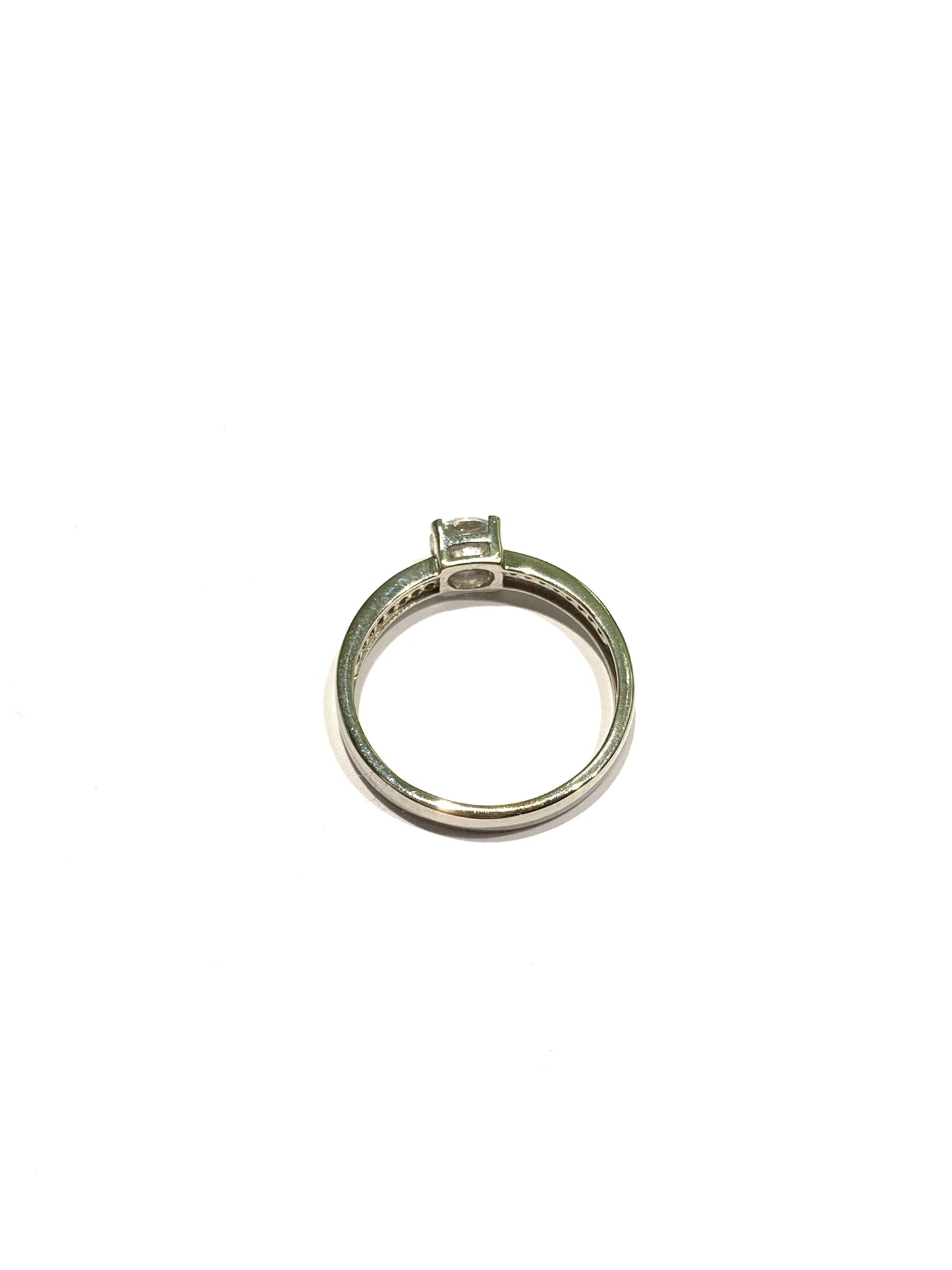 Anello in oro bianco 18kt con zircone solitario e gambo ricoperto in parte da piccoli zirconi.
Dimensione zircone 0,5 cm.
Misura 14.